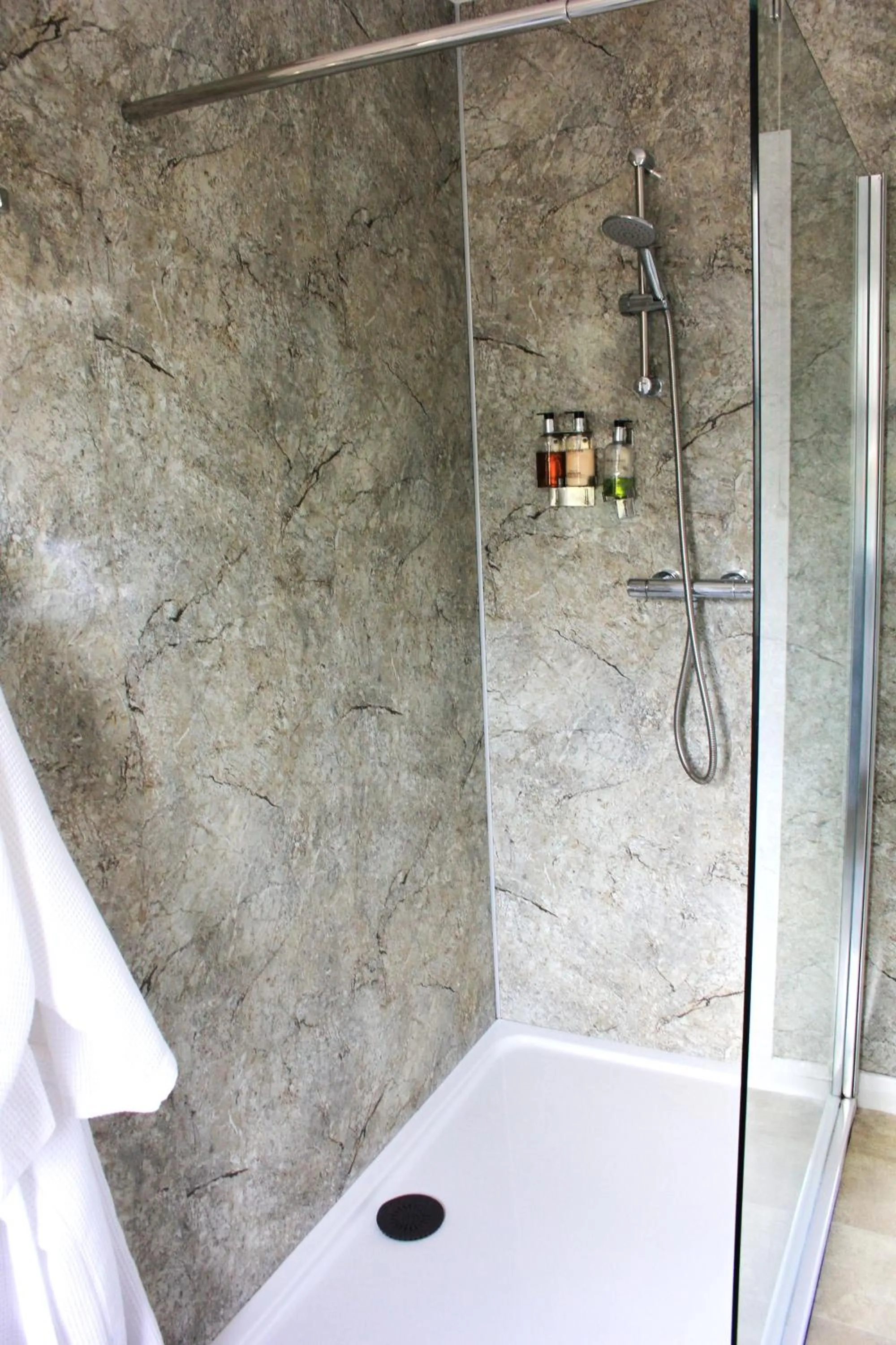 Shower in Cairnview Bed and Breakfast