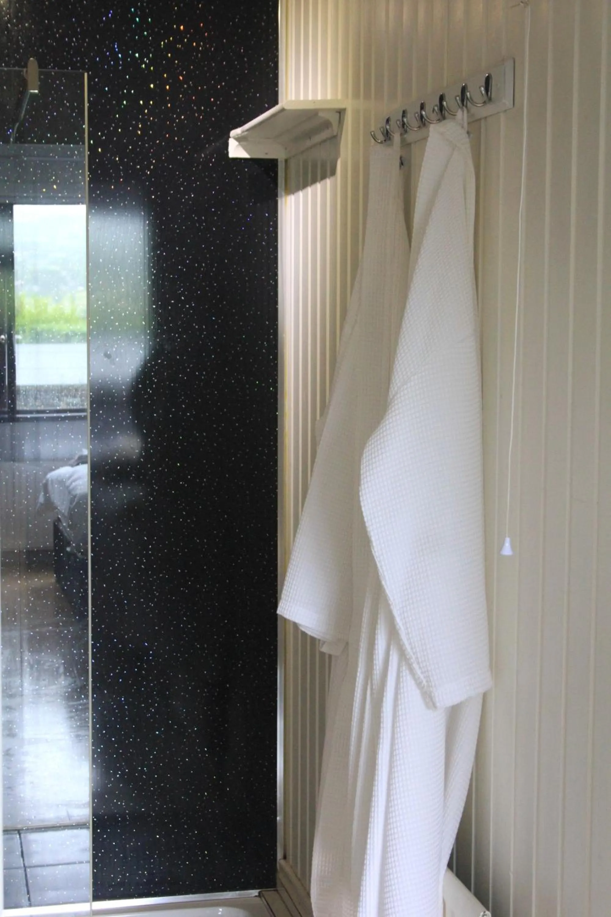 Shower in Cairnview Bed and Breakfast
