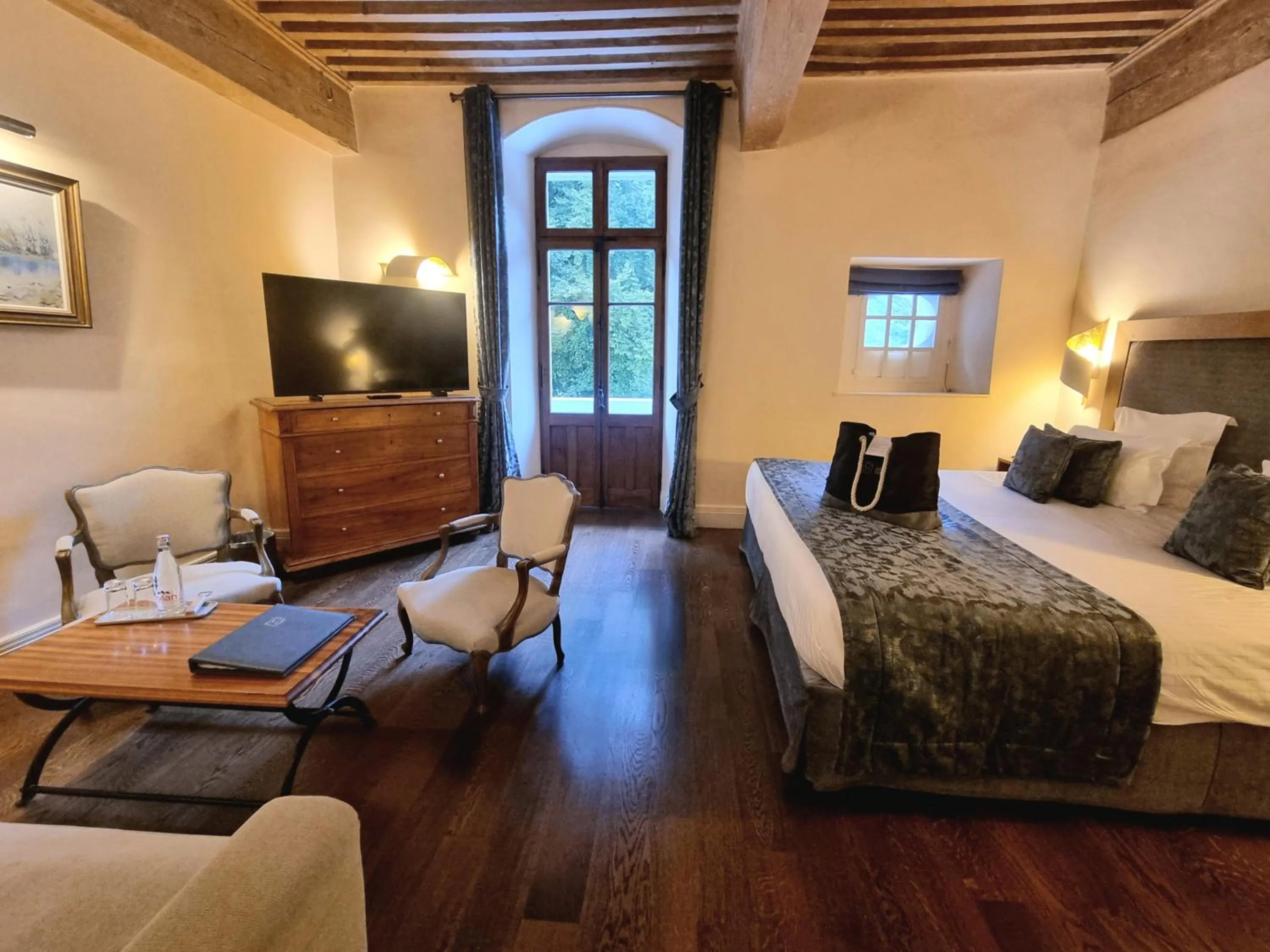 Bedroom, Bed in Abbaye de Talloires