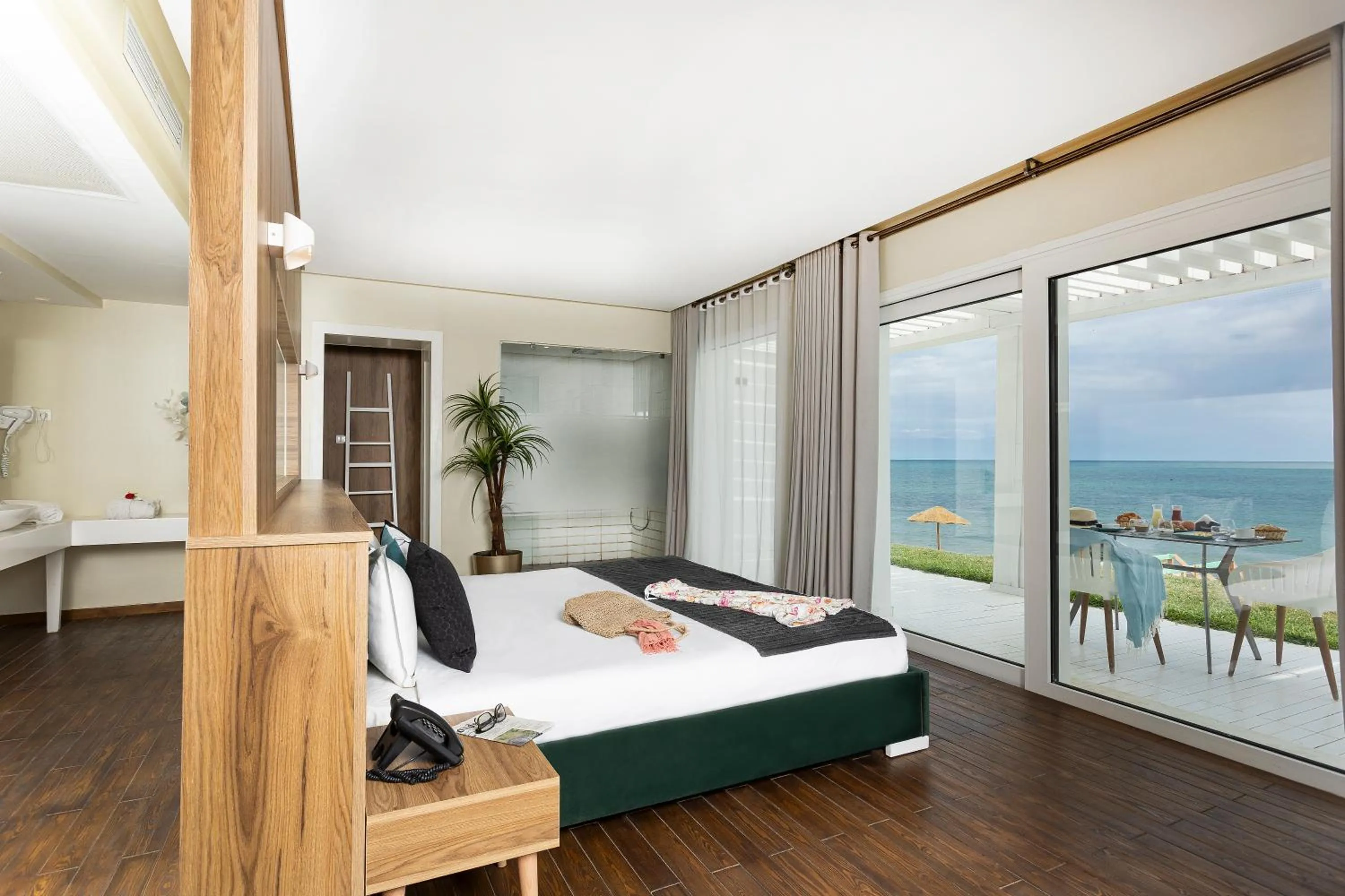 Balcony/Terrace, Bed in La Tour Blanche