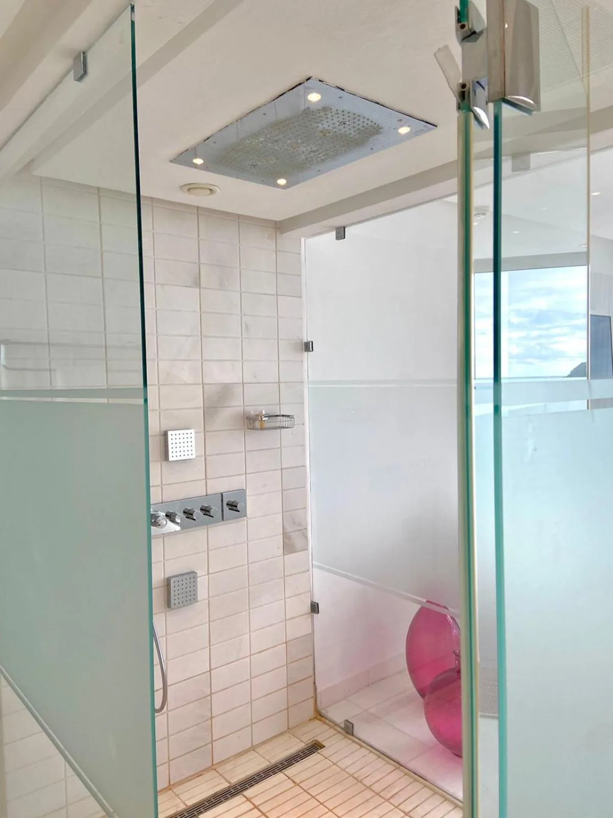 Shower in La Tour Blanche