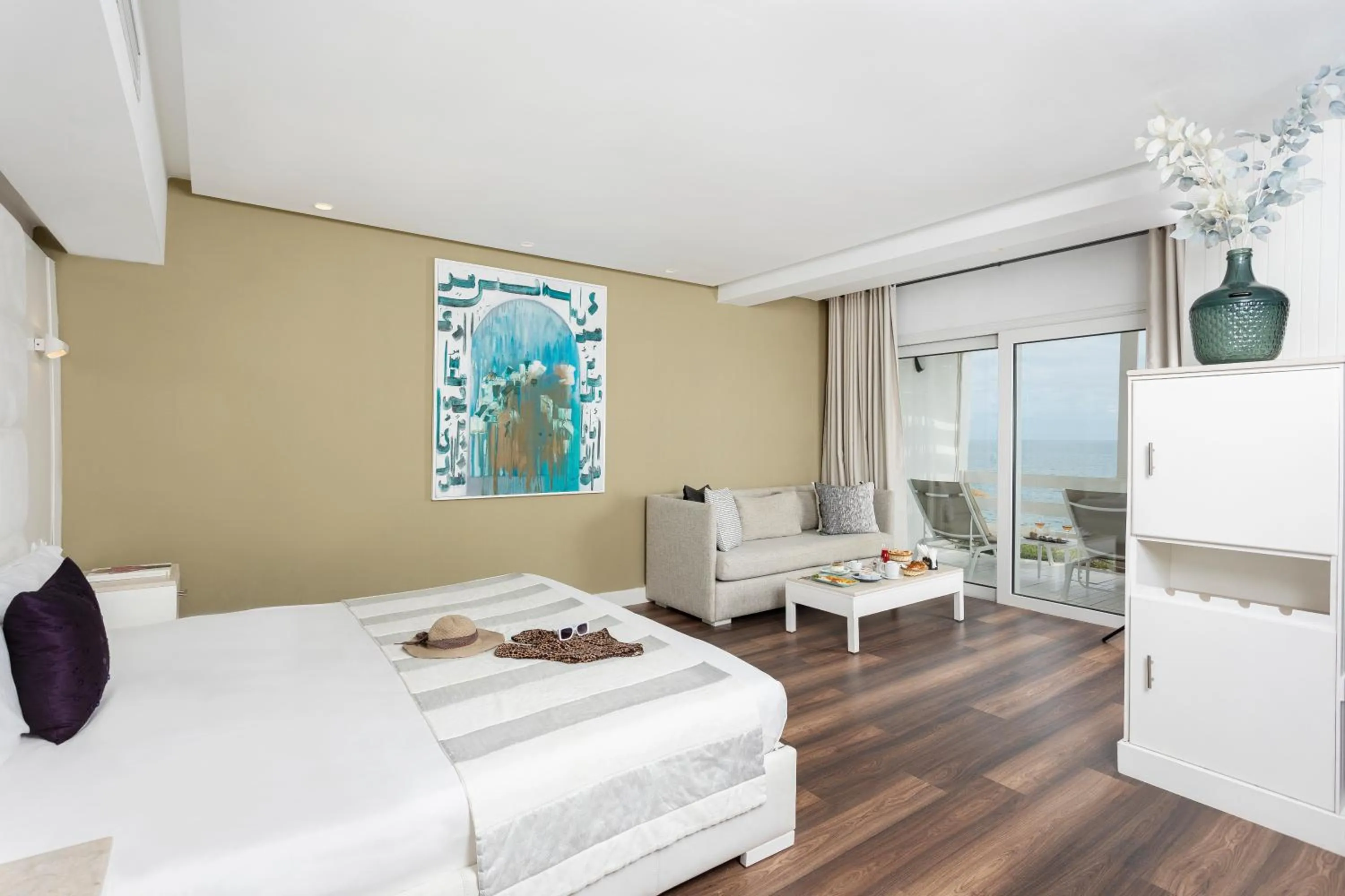 Seating area, Bed in La Tour Blanche