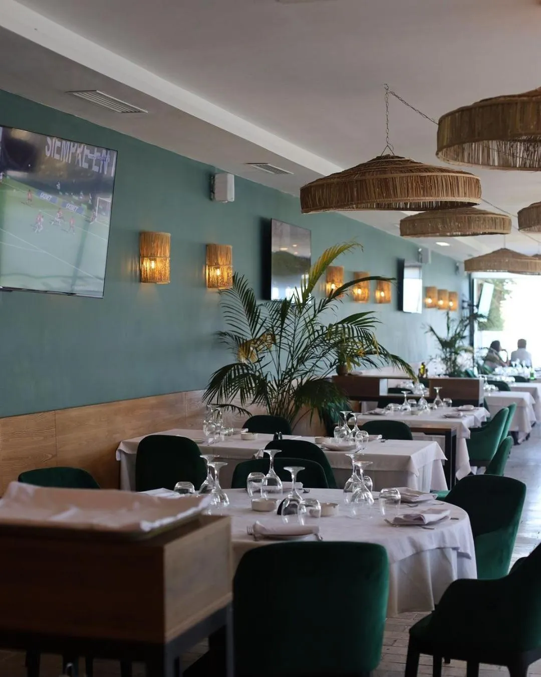 Restaurant/places to eat in La Tour Blanche