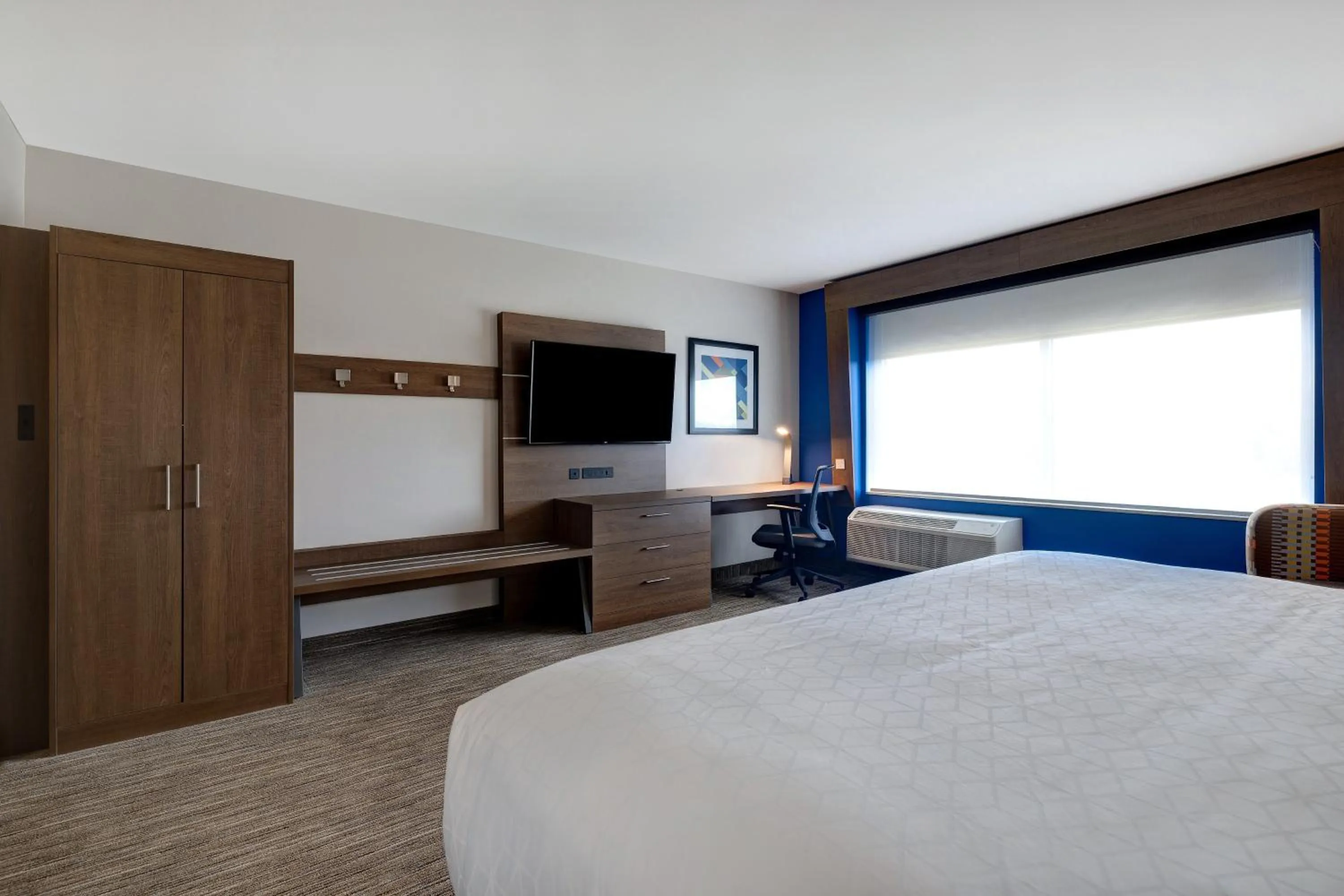 Photo of the whole room, Bed in Holiday Inn Express & Suites - Ann Arbor - University South by IHG