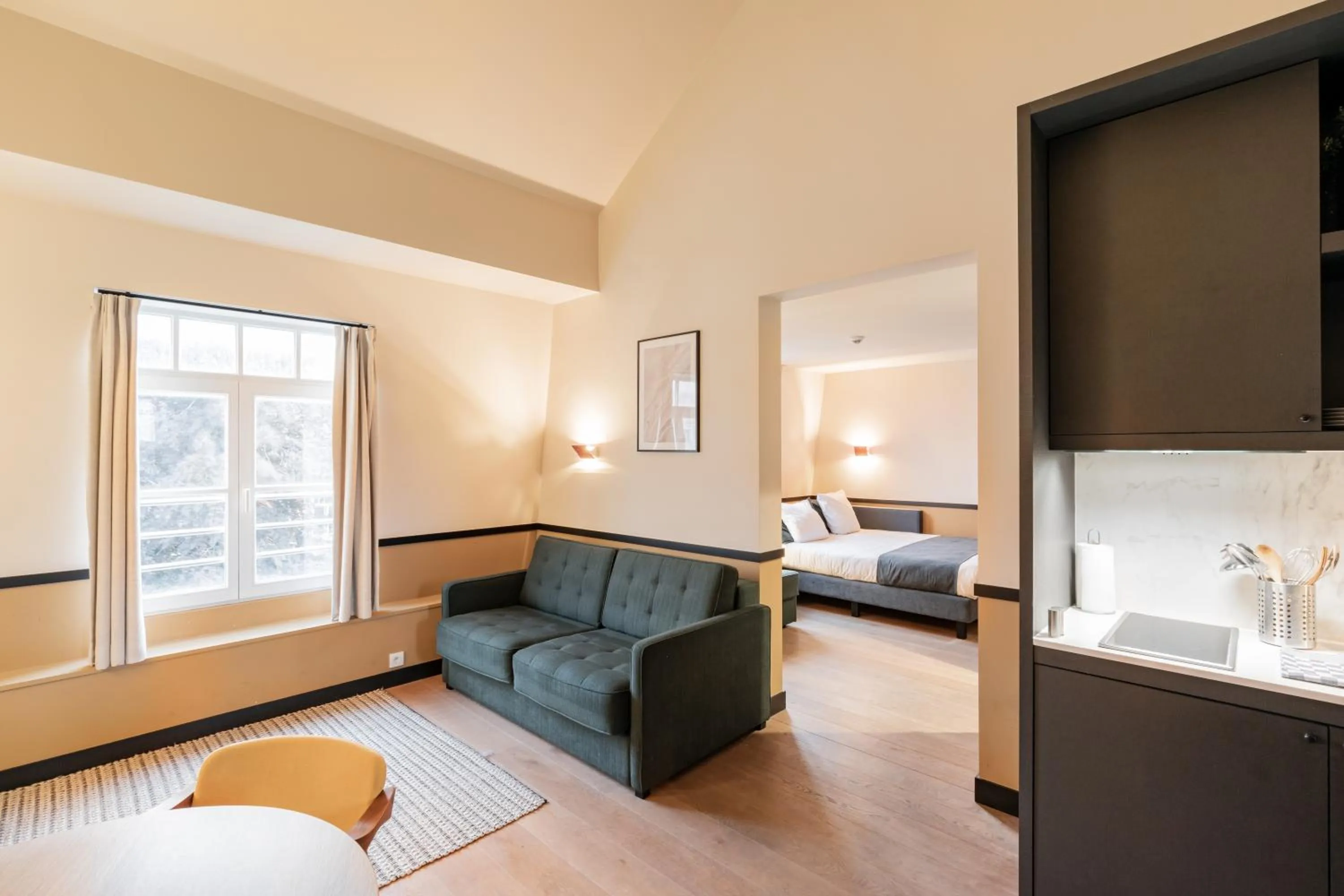 Kitchen or kitchenette, Bed in Getaway Studios Gent