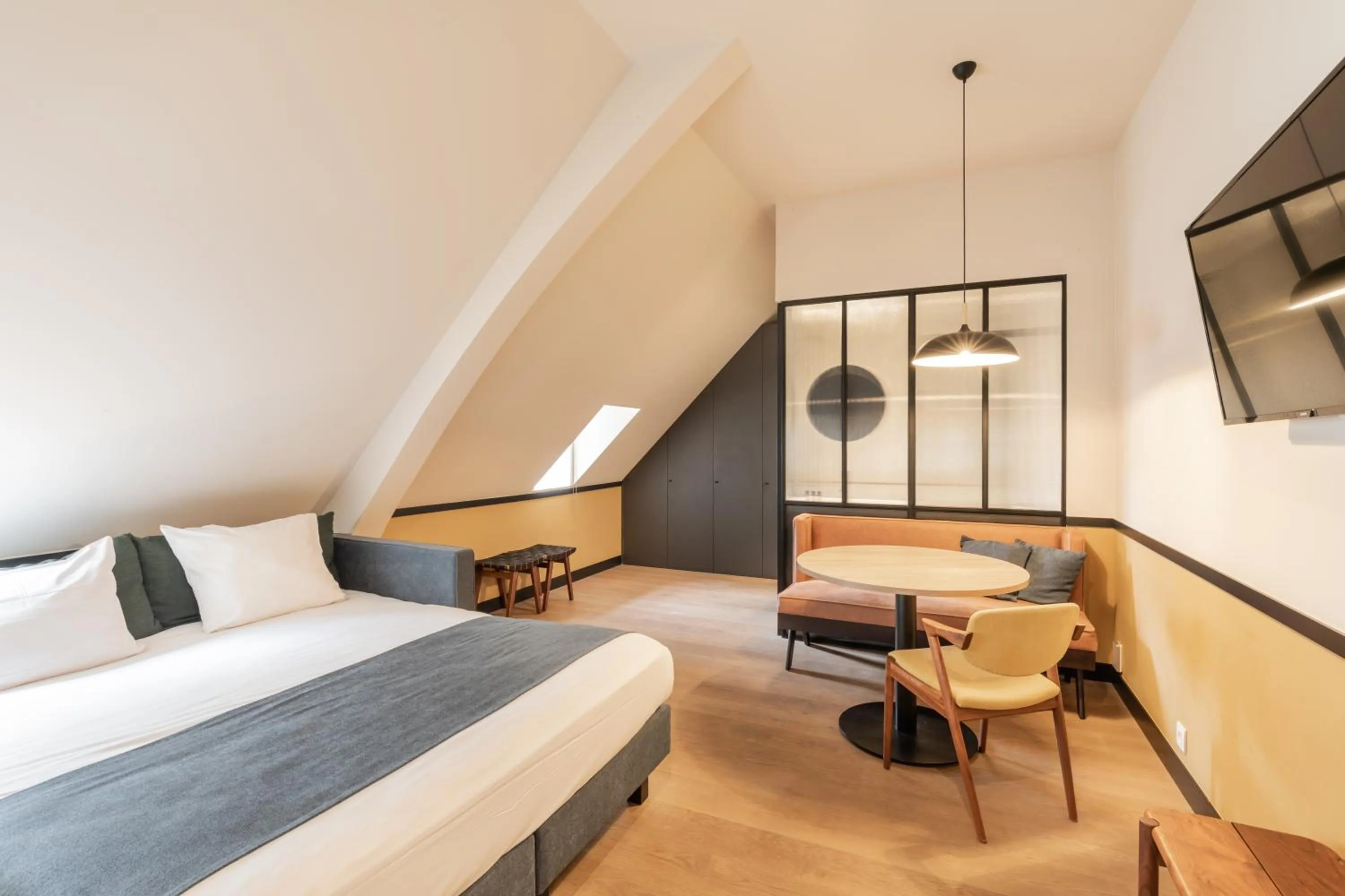 Seating area, Bed in Getaway Studios Gent