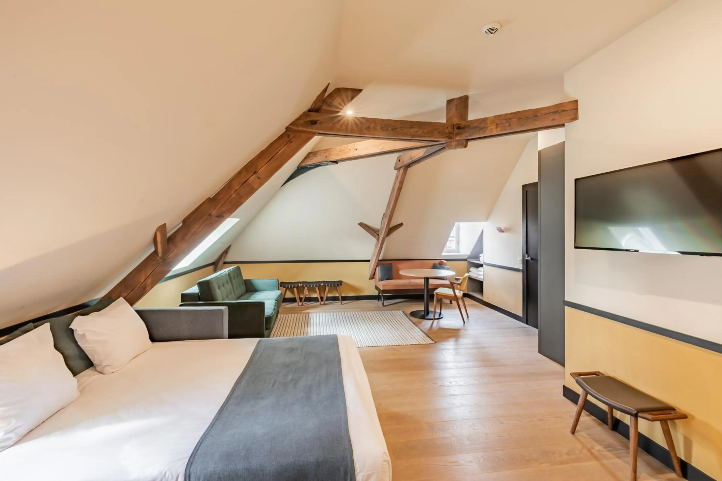 Kitchen or kitchenette, Bed in Getaway Studios Gent
