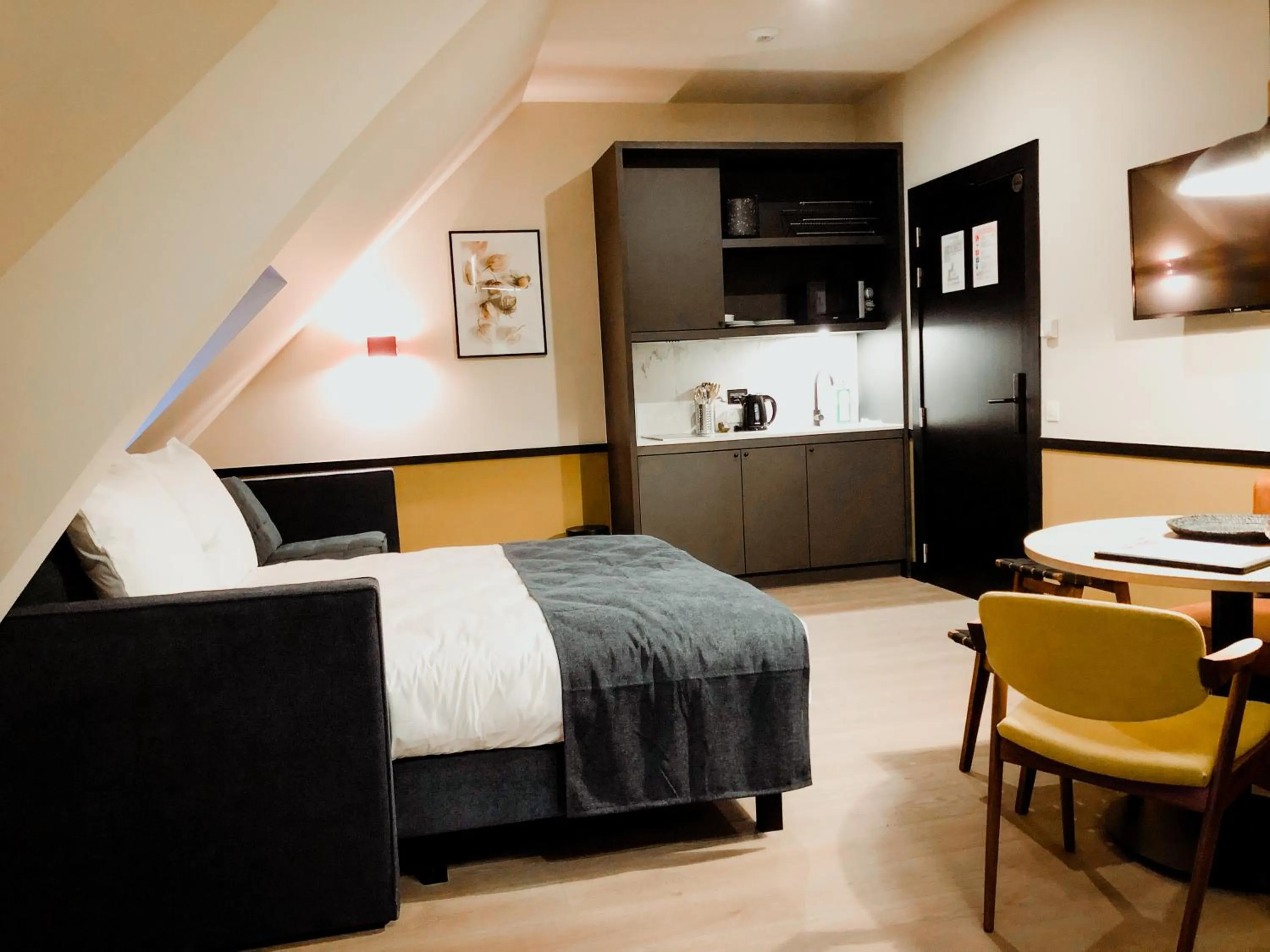 Kitchen or kitchenette, Bed in Getaway Studios Gent