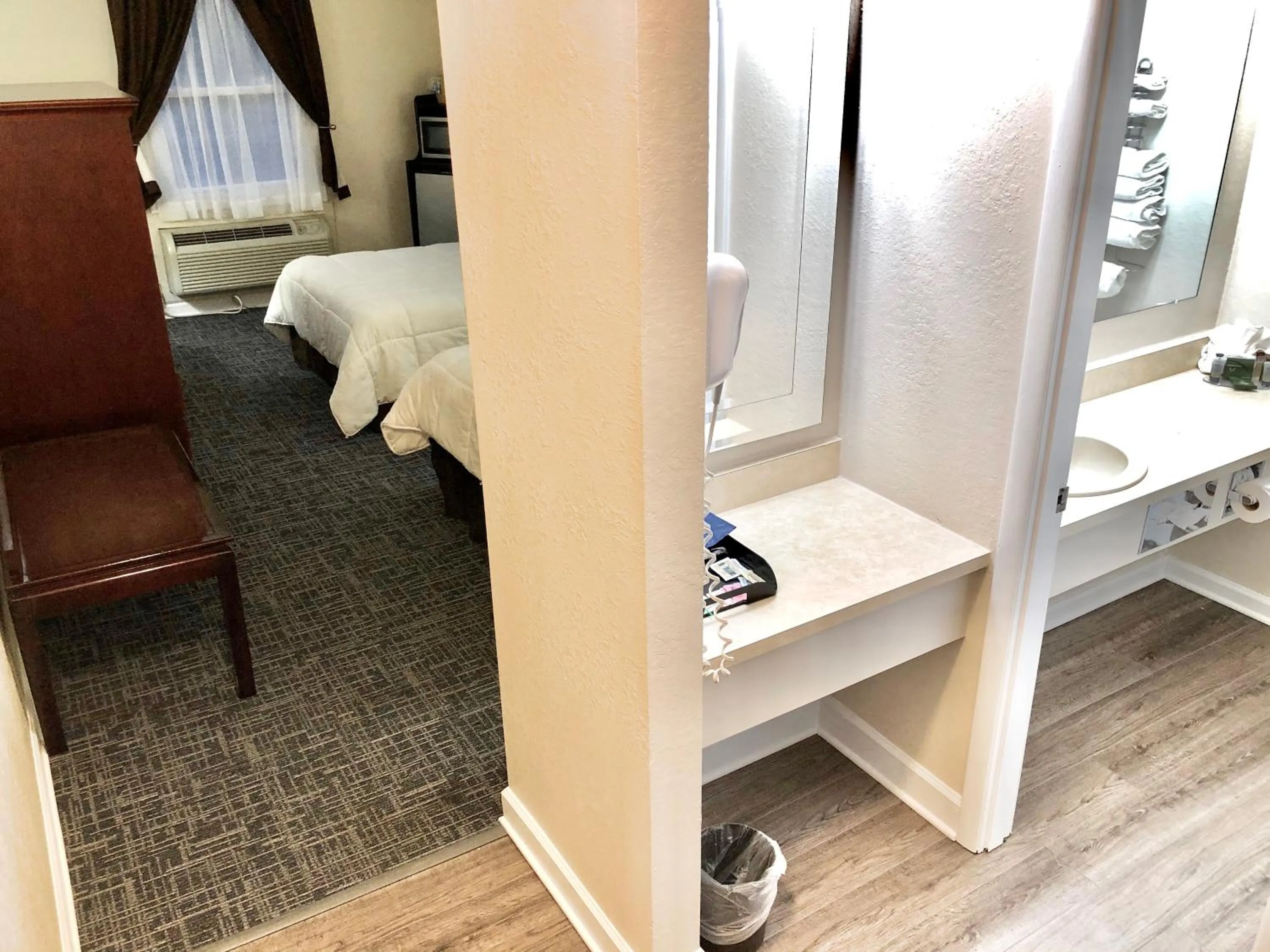 Photo of the whole room, Bed in Bicentennial Inn