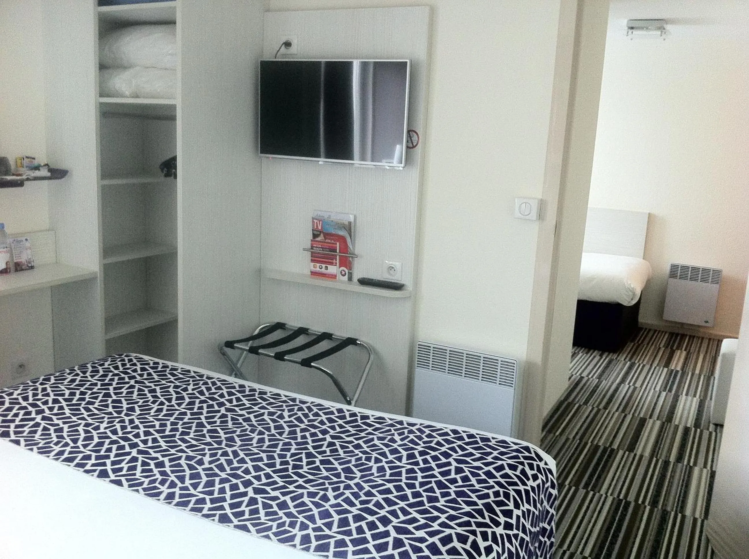 Bedroom, Bed in The Originals City, Hôtel Alizéa, Le Mans Nord