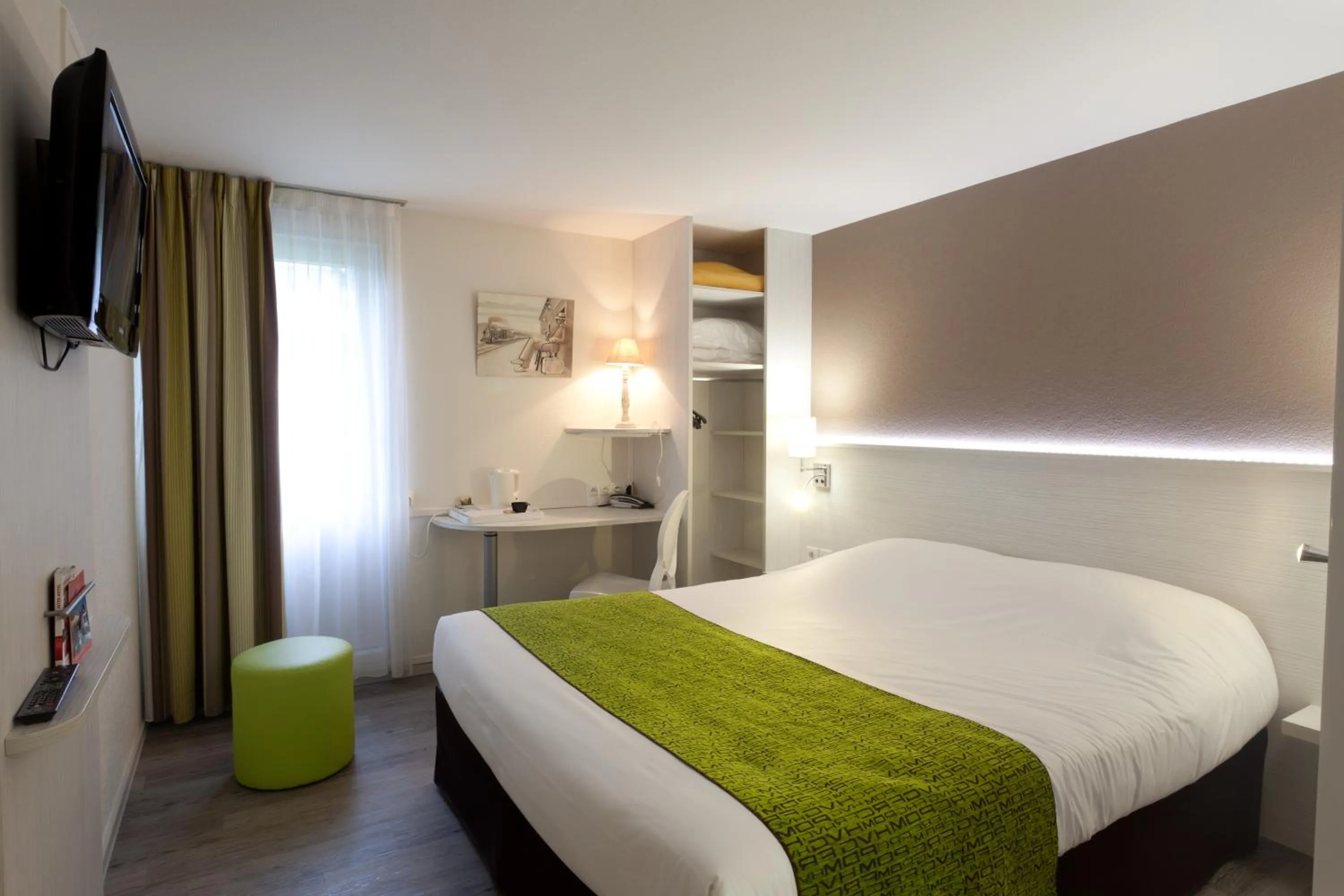 Photo of the whole room, Bed in The Originals City, Hôtel Alizéa, Le Mans Nord