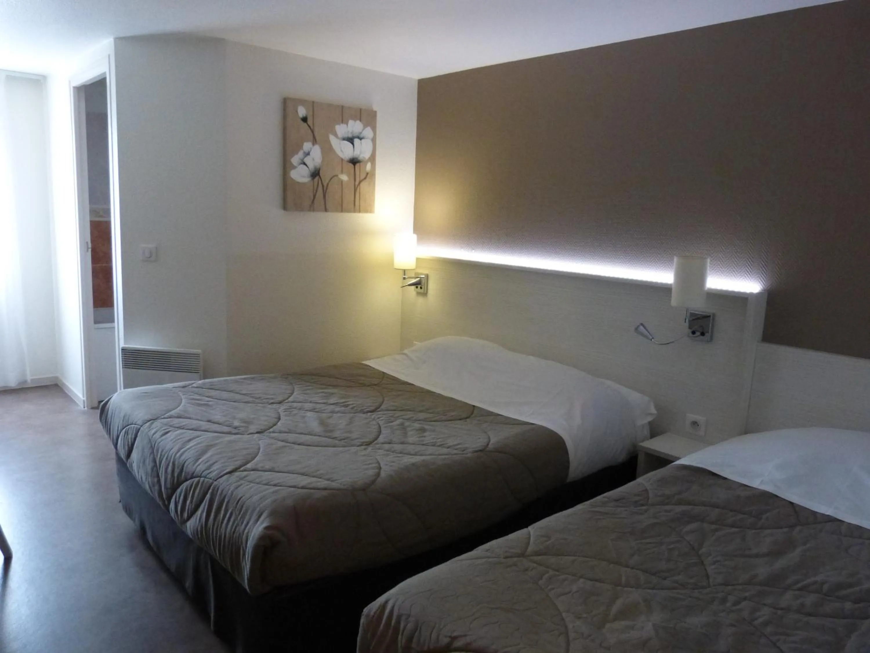 Bedroom, Bed in The Originals City, Hôtel Alizéa, Le Mans Nord