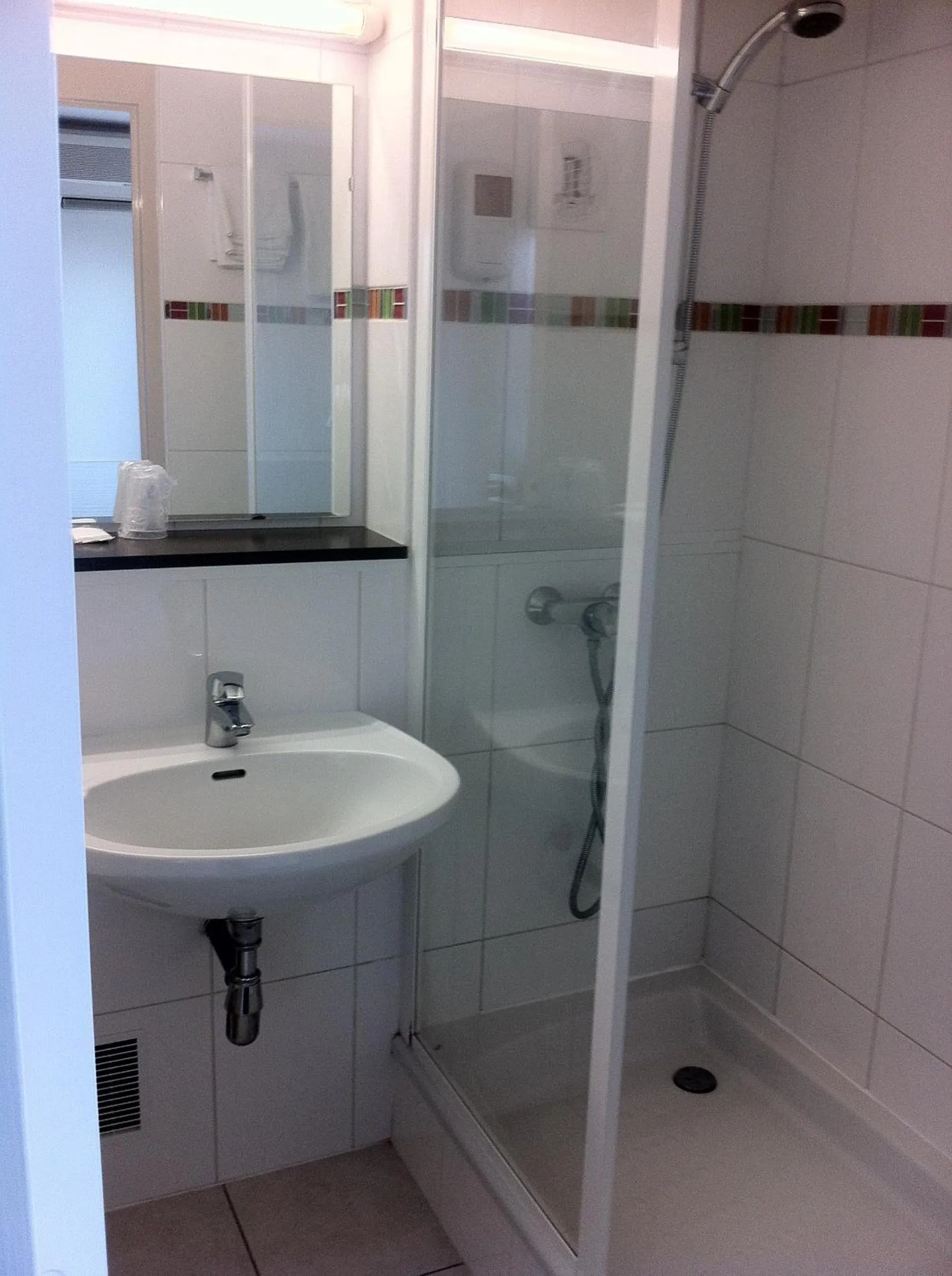 Bathroom in The Originals City, Hôtel Alizéa, Le Mans Nord