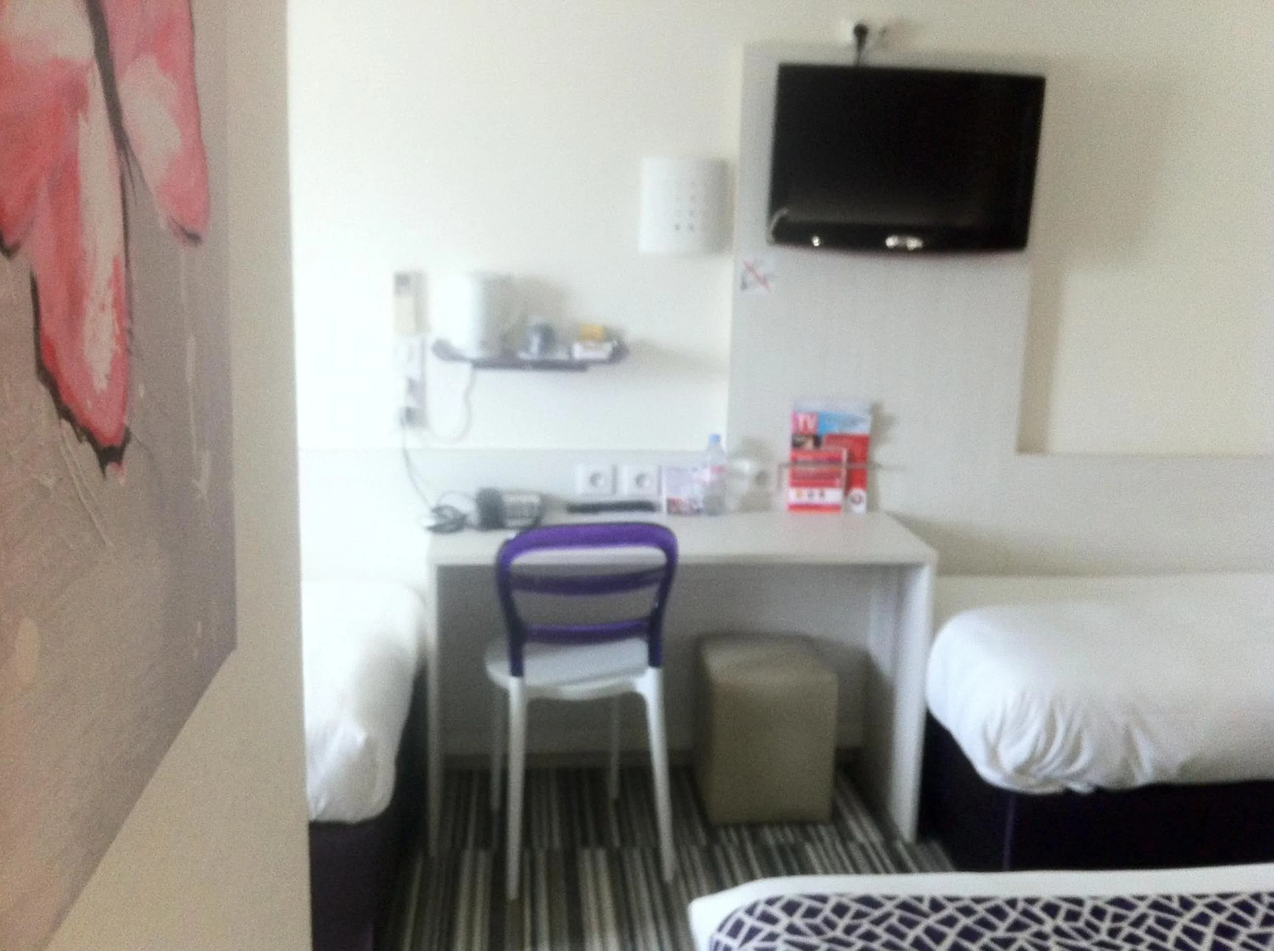 Seating area, Bed in The Originals City, Hôtel Alizéa, Le Mans Nord