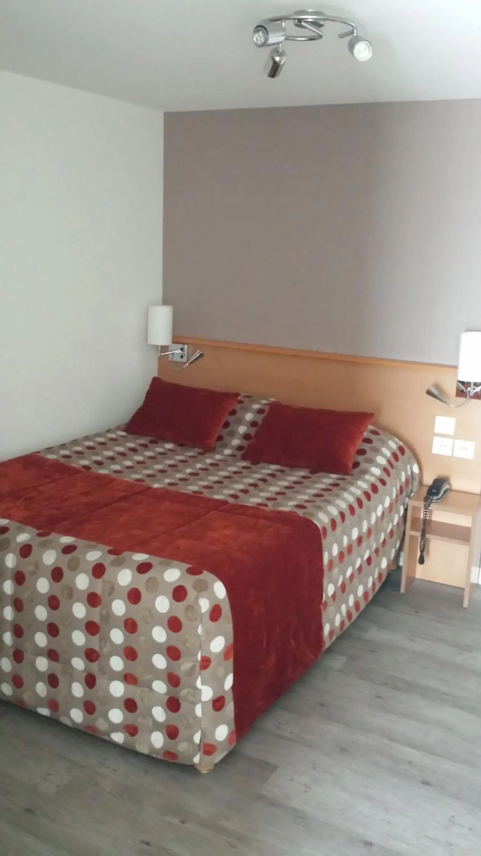 Bedroom, Bed in The Originals City, Hôtel Alizéa, Le Mans Nord