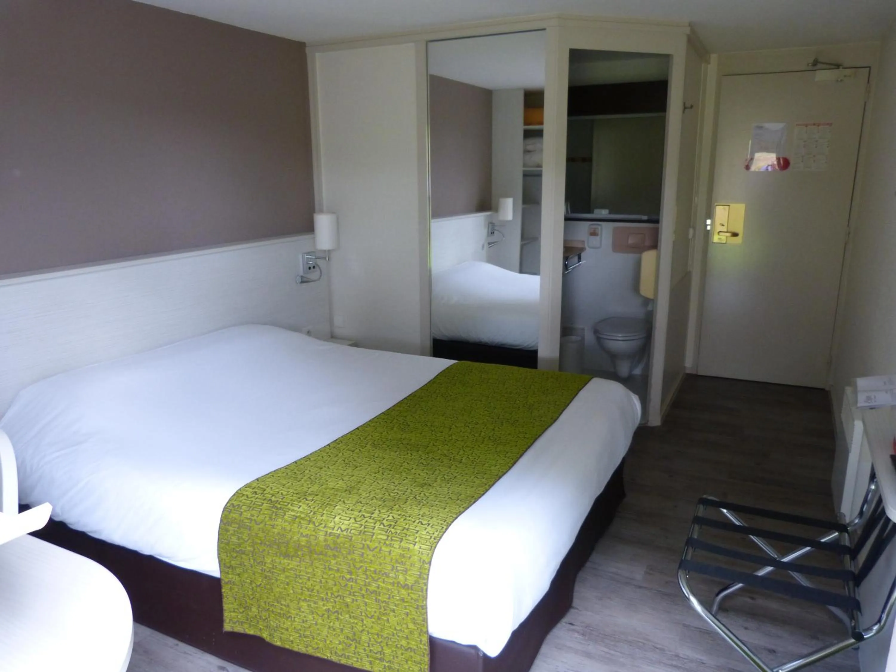 Bedroom, Bed in The Originals City, Hôtel Alizéa, Le Mans Nord