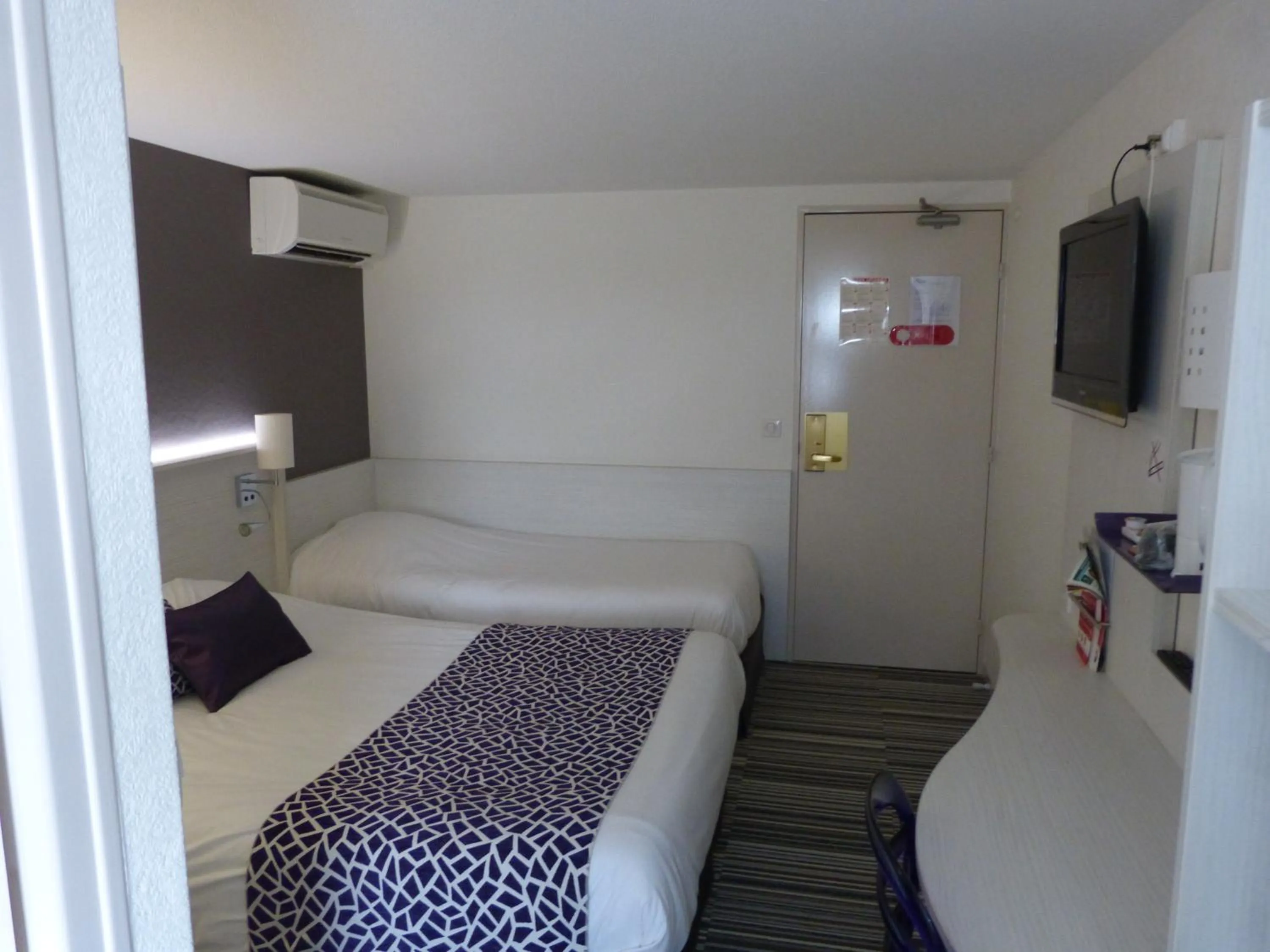 Bedroom, Bed in The Originals City, Hôtel Alizéa, Le Mans Nord