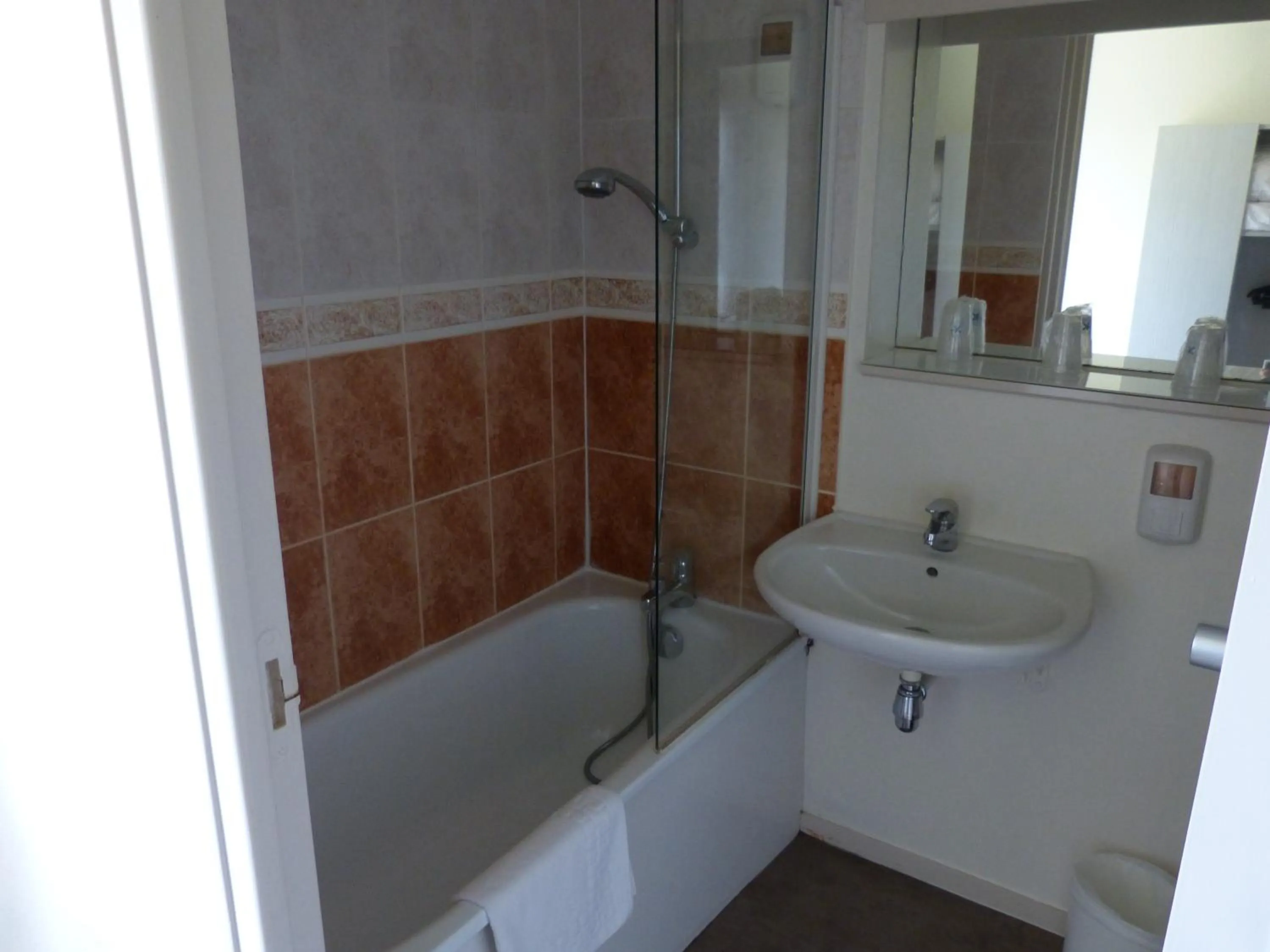 Bathroom in The Originals City, Hôtel Alizéa, Le Mans Nord