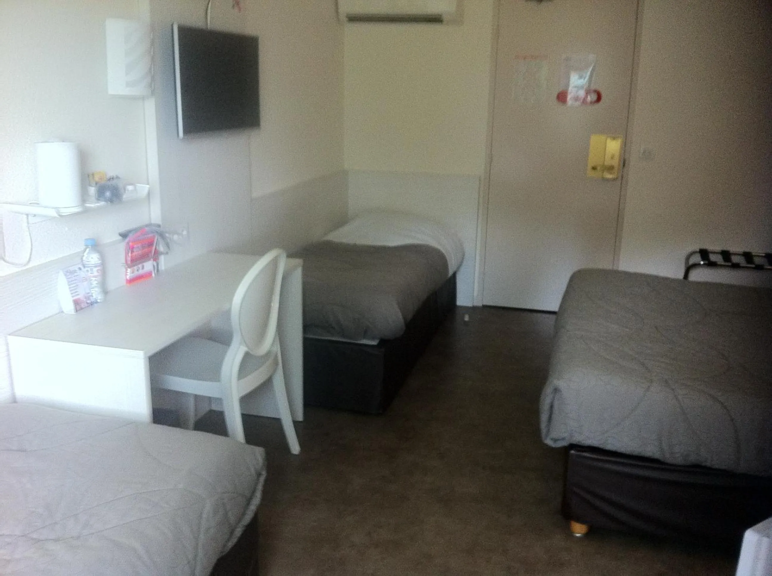 Photo of the whole room, Bed in The Originals City, Hôtel Alizéa, Le Mans Nord