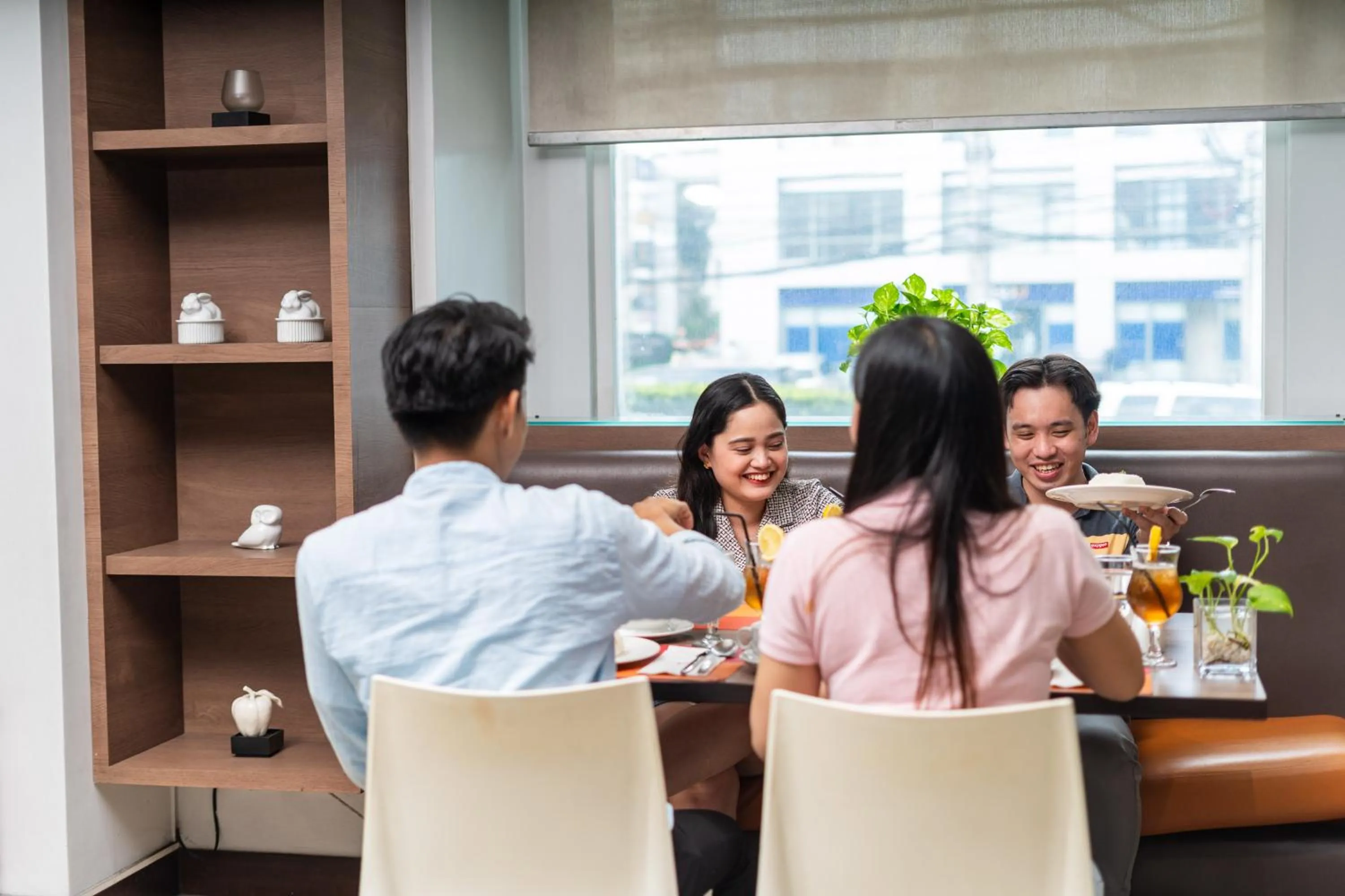 Restaurant/places to eat in Microtel by Wyndham Acropolis