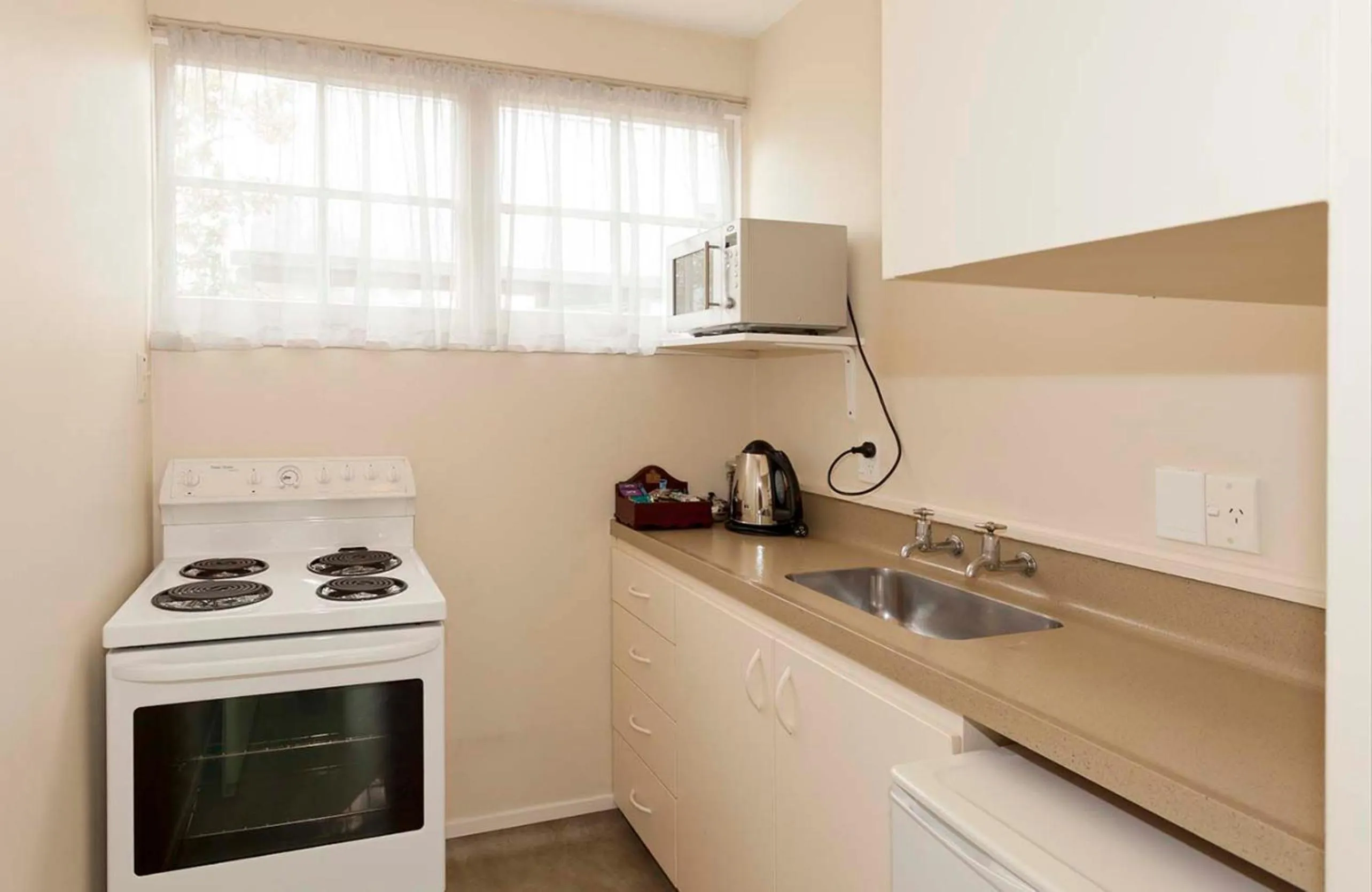 Kitchen or kitchenette in Colonial Inn Motel