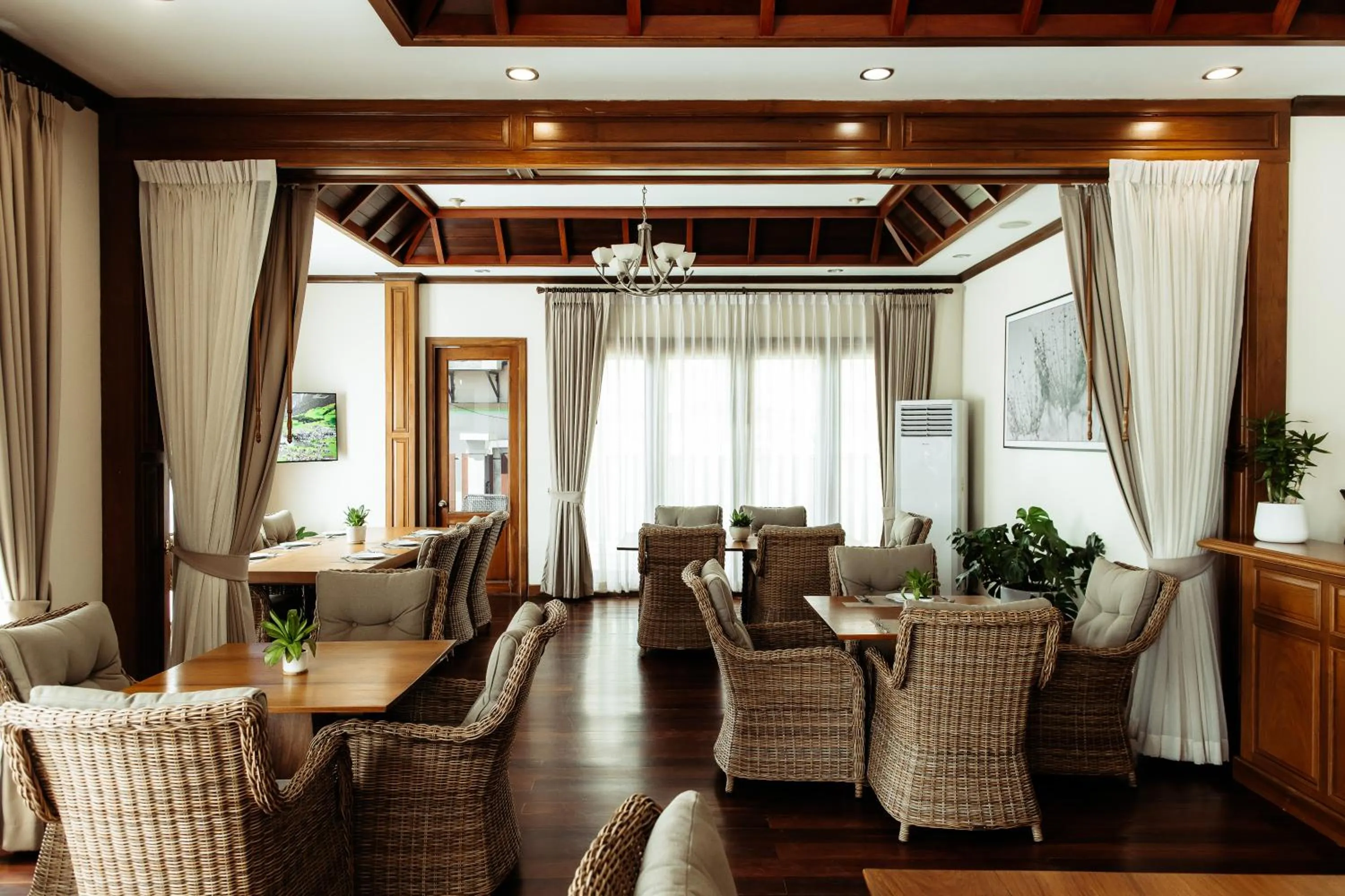 Restaurant/places to eat in Athena Hotel