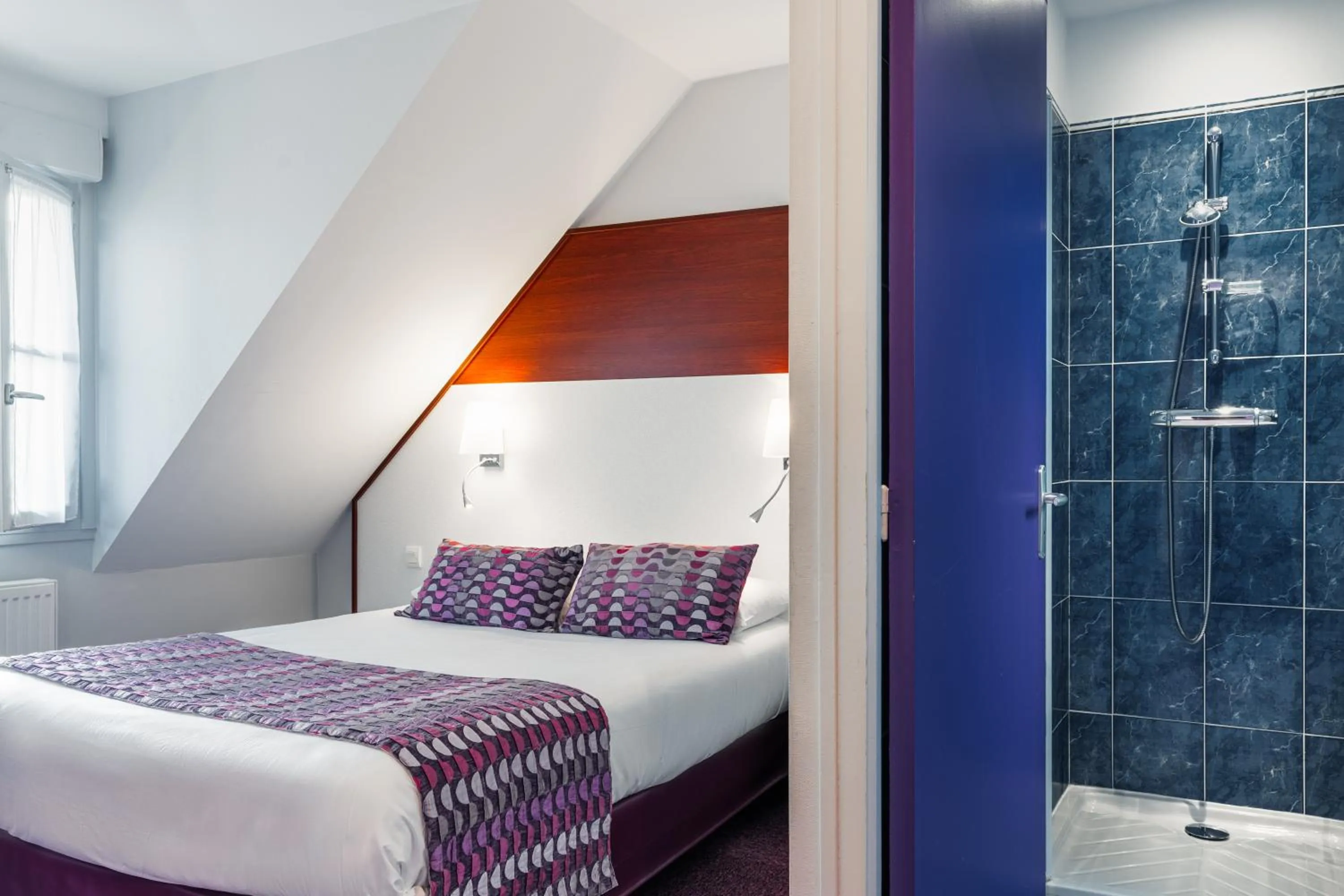 Shower, Bed in The Originals Boutique, Hôtel Le Lion d'Or, Fougères Ouest