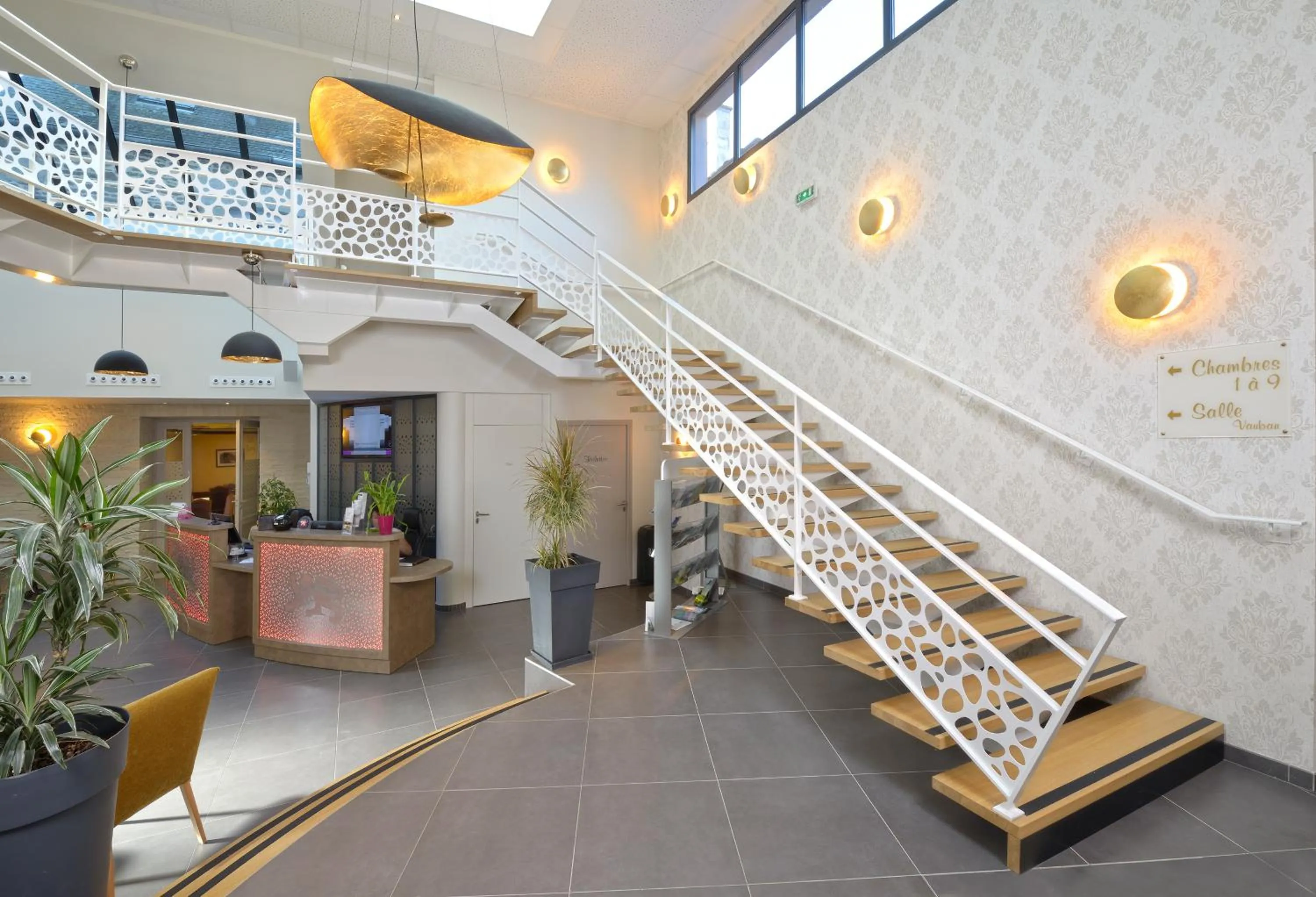 Lobby or reception in The Originals Boutique, Hôtel Le Lion d'Or, Fougères Ouest