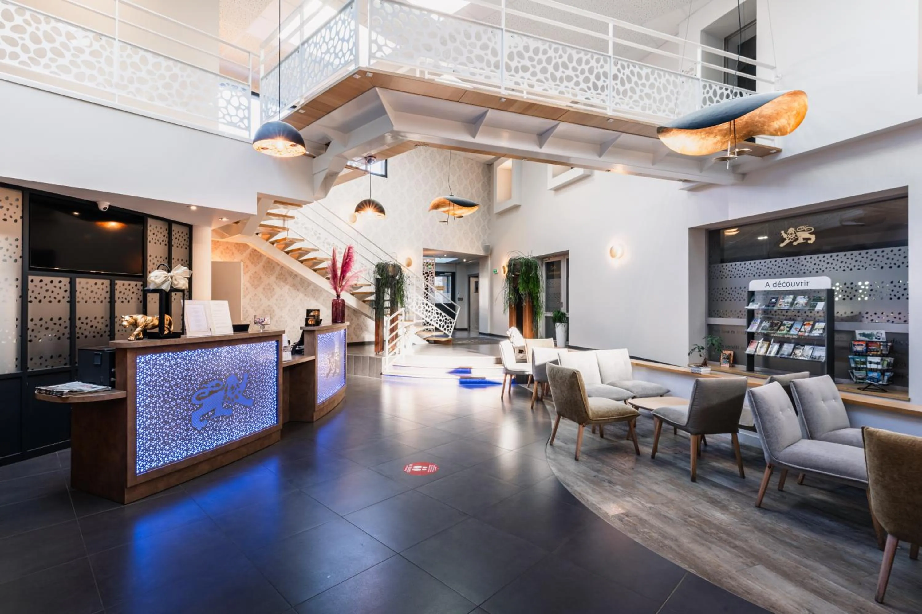 Lobby or reception in The Originals Boutique, Hôtel Le Lion d'Or, Fougères Ouest