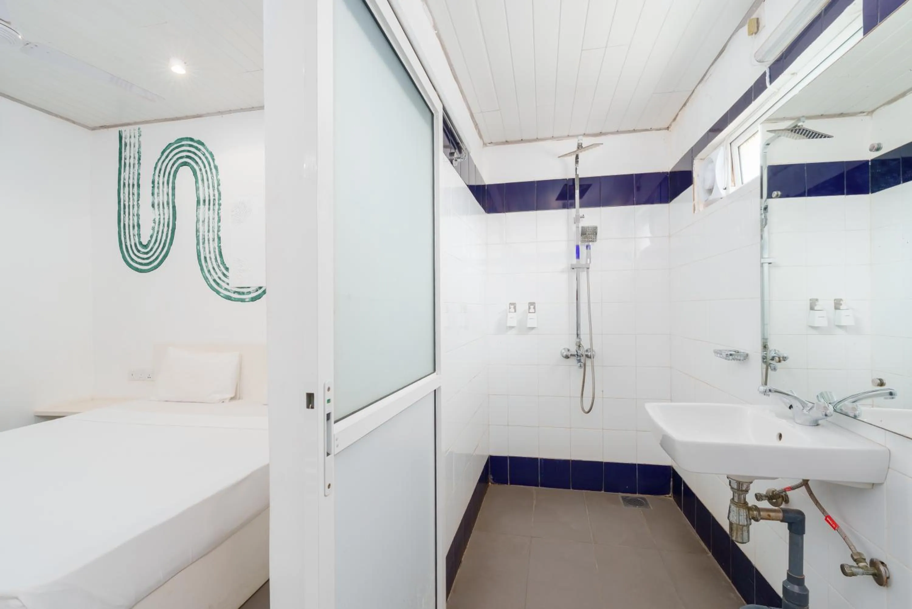 Bathroom, Bed in Hotel J Negombo