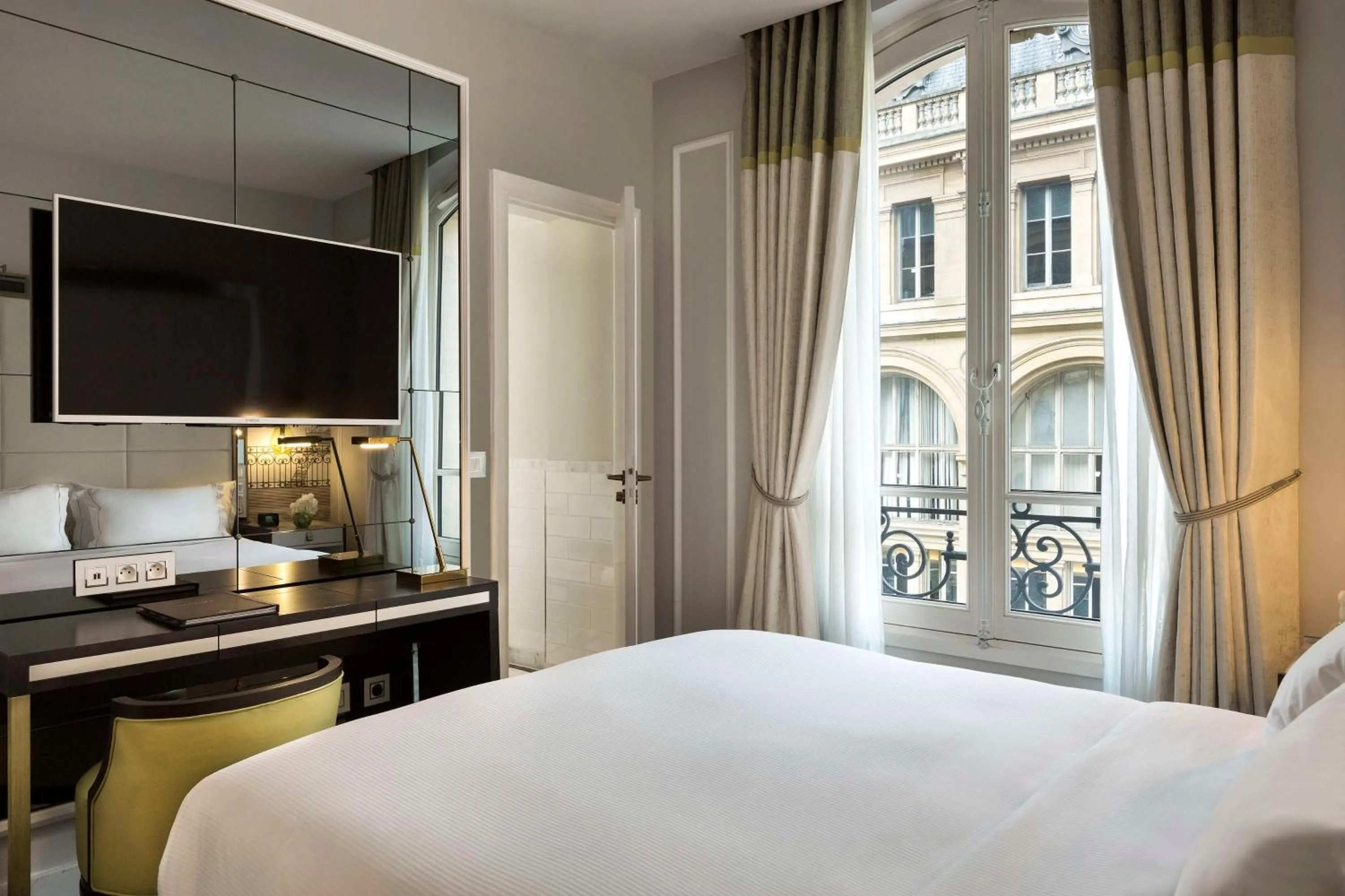 Bedroom, Bed in Hilton Paris Opera