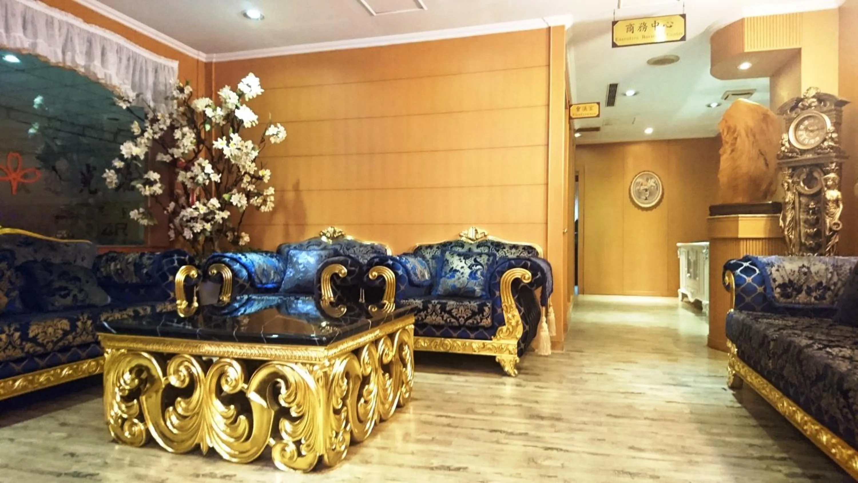 Communal lounge/ TV room in Ying Zhen Hotel