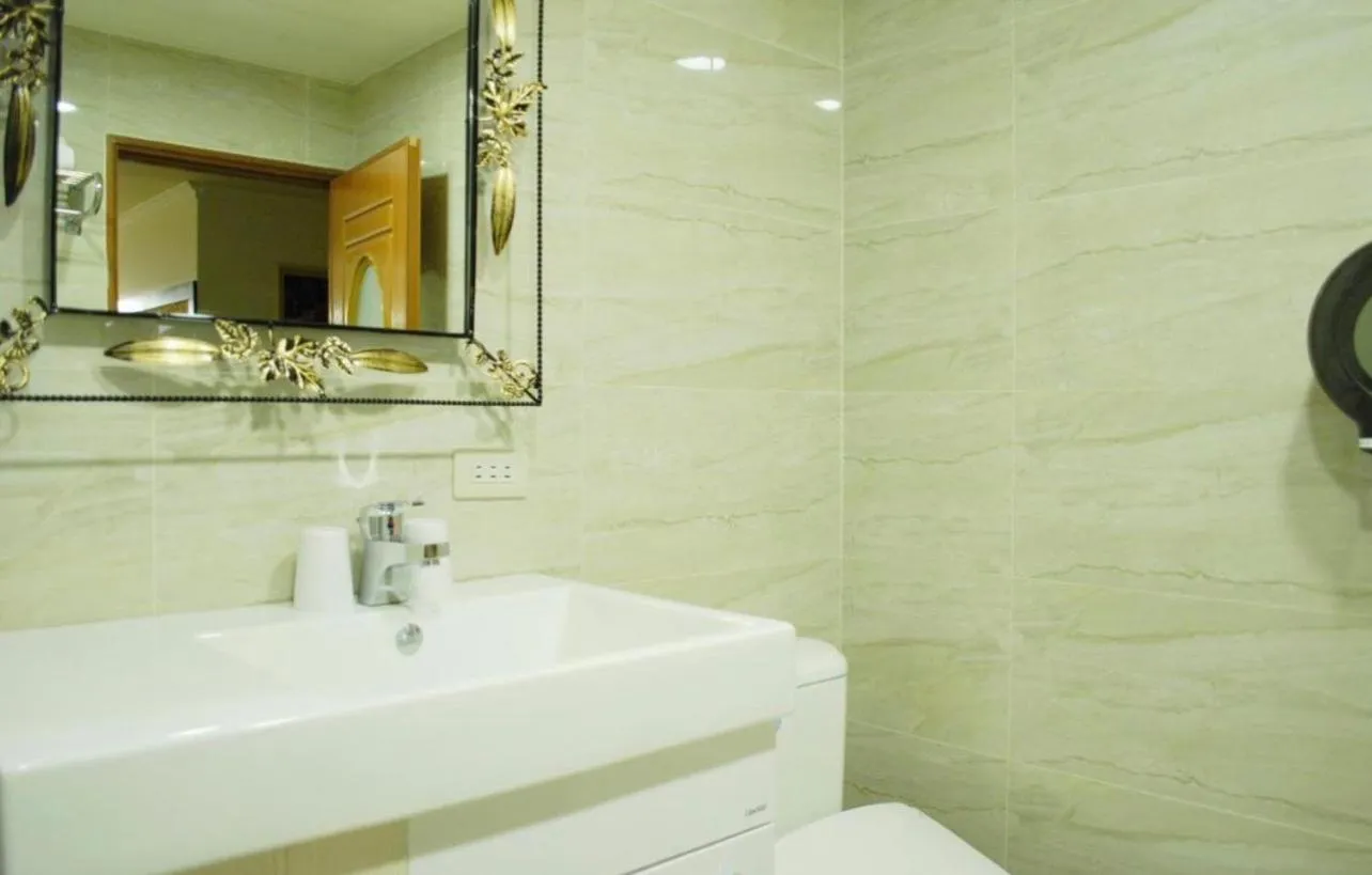 Bathroom in Ying Zhen Hotel
