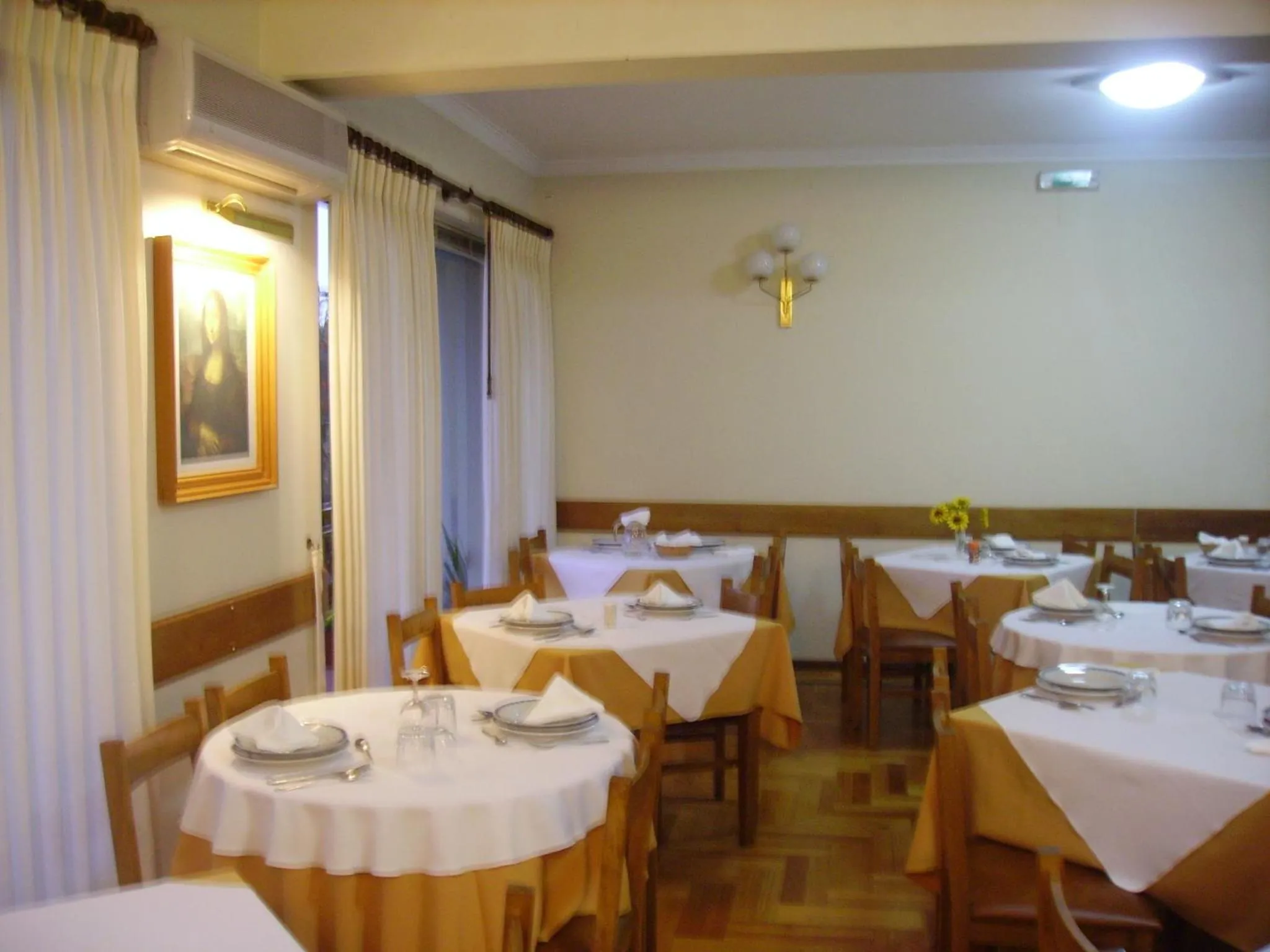 Restaurant/places to eat in Hotel Peninsular