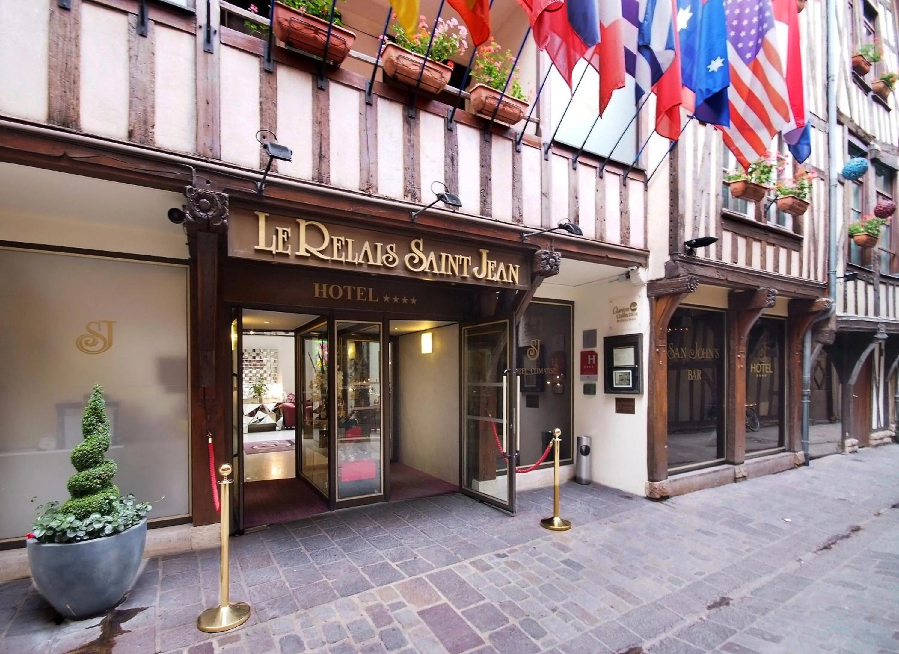 Facade/entrance in Hotel Relais Saint Jean Troyes
