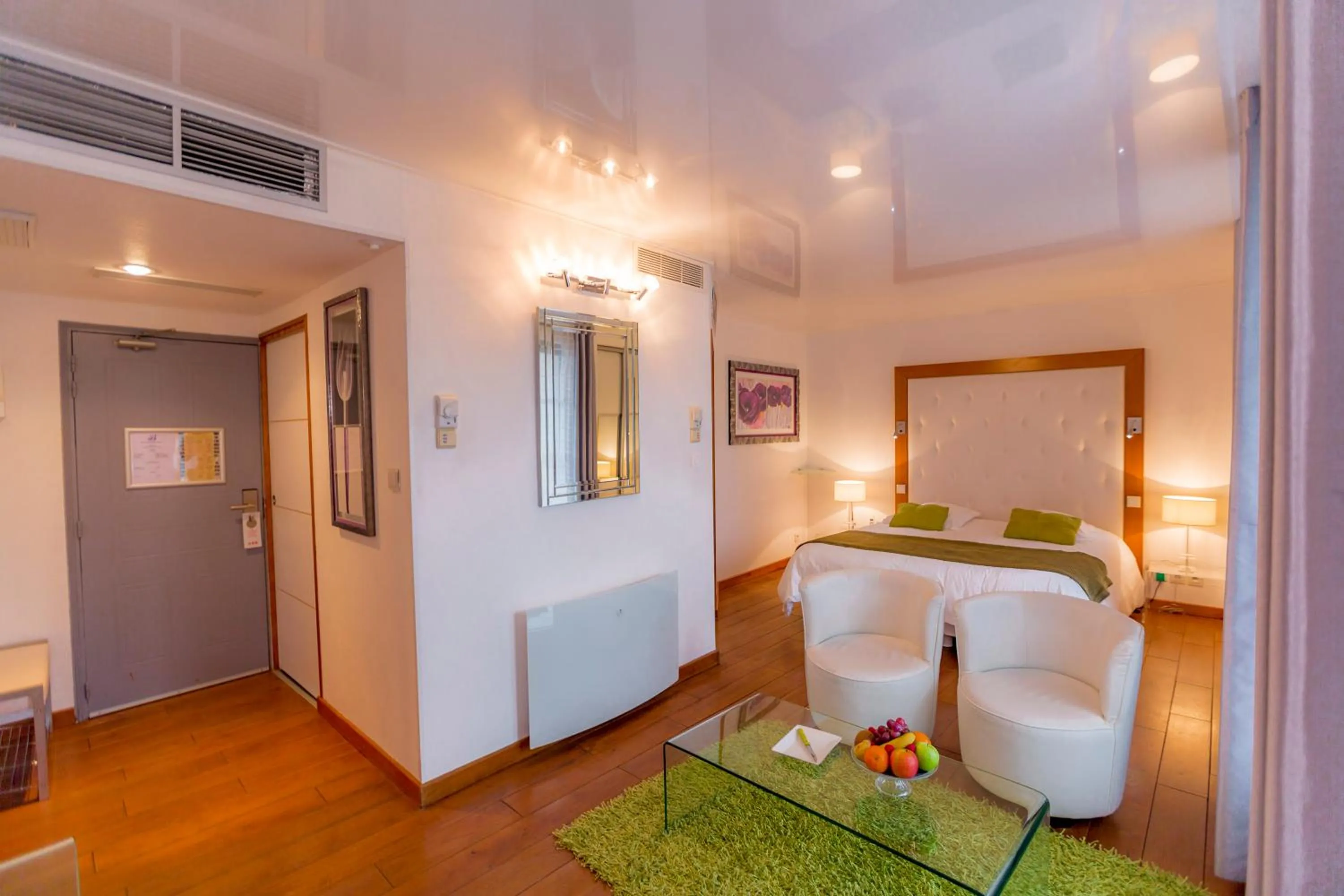 Photo of the whole room in Hotel Relais Saint Jean Troyes