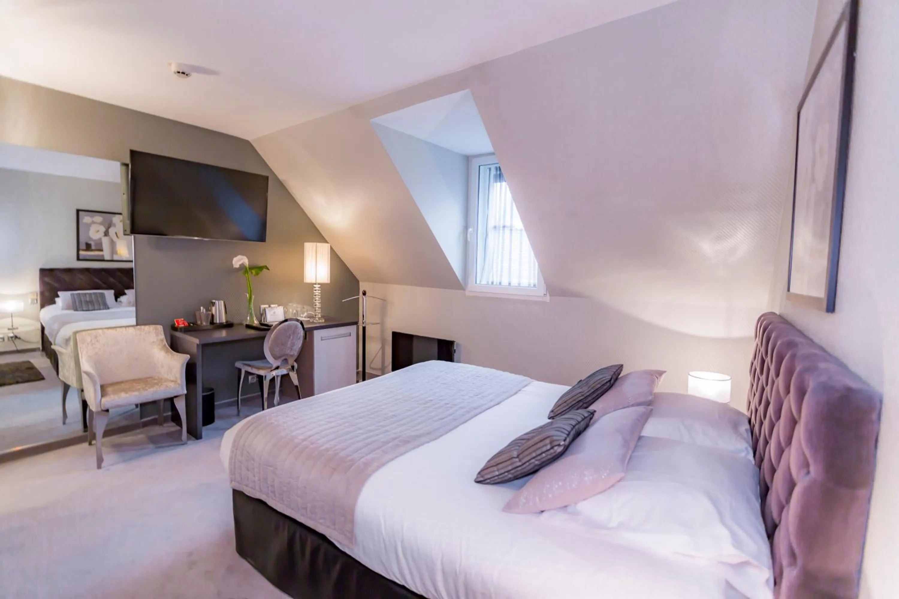 Photo of the whole room, Bed in Hotel Relais Saint Jean Troyes