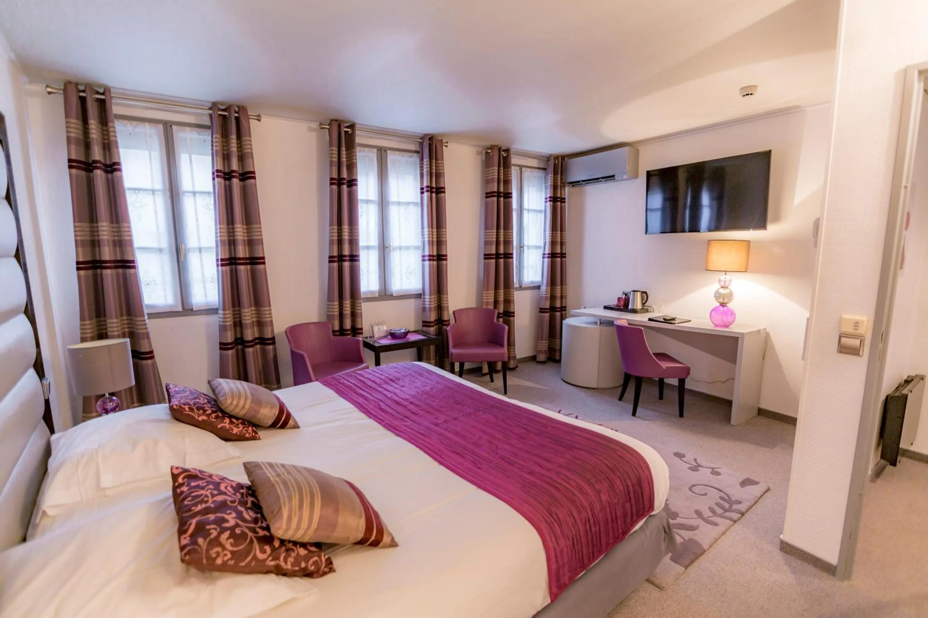 Photo of the whole room, Bed in Hotel Relais Saint Jean Troyes