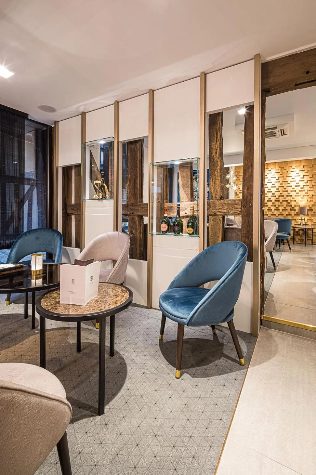 Lounge or bar in Hotel Relais Saint Jean Troyes