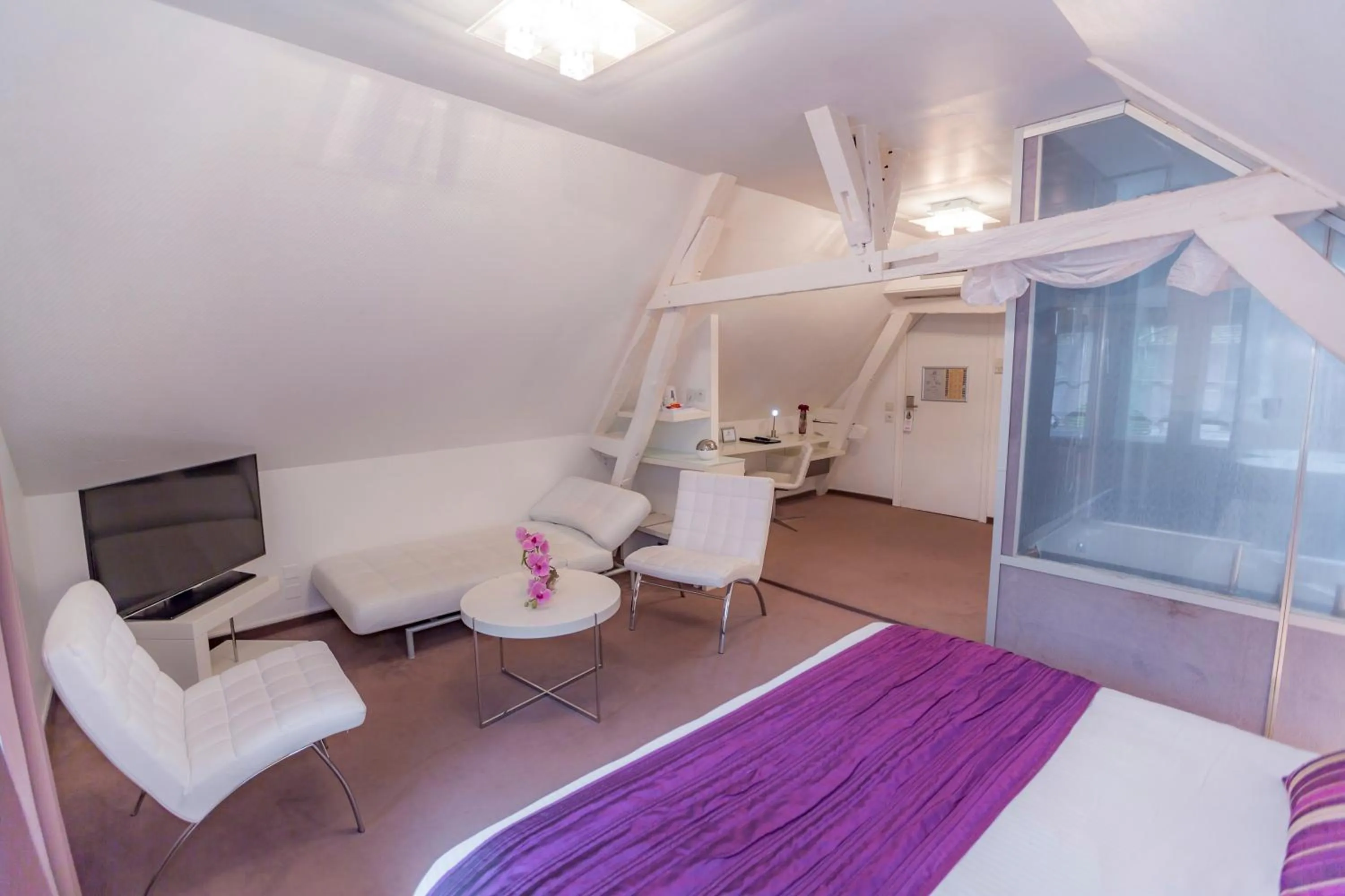 Photo of the whole room, Bed in Hotel Relais Saint Jean Troyes