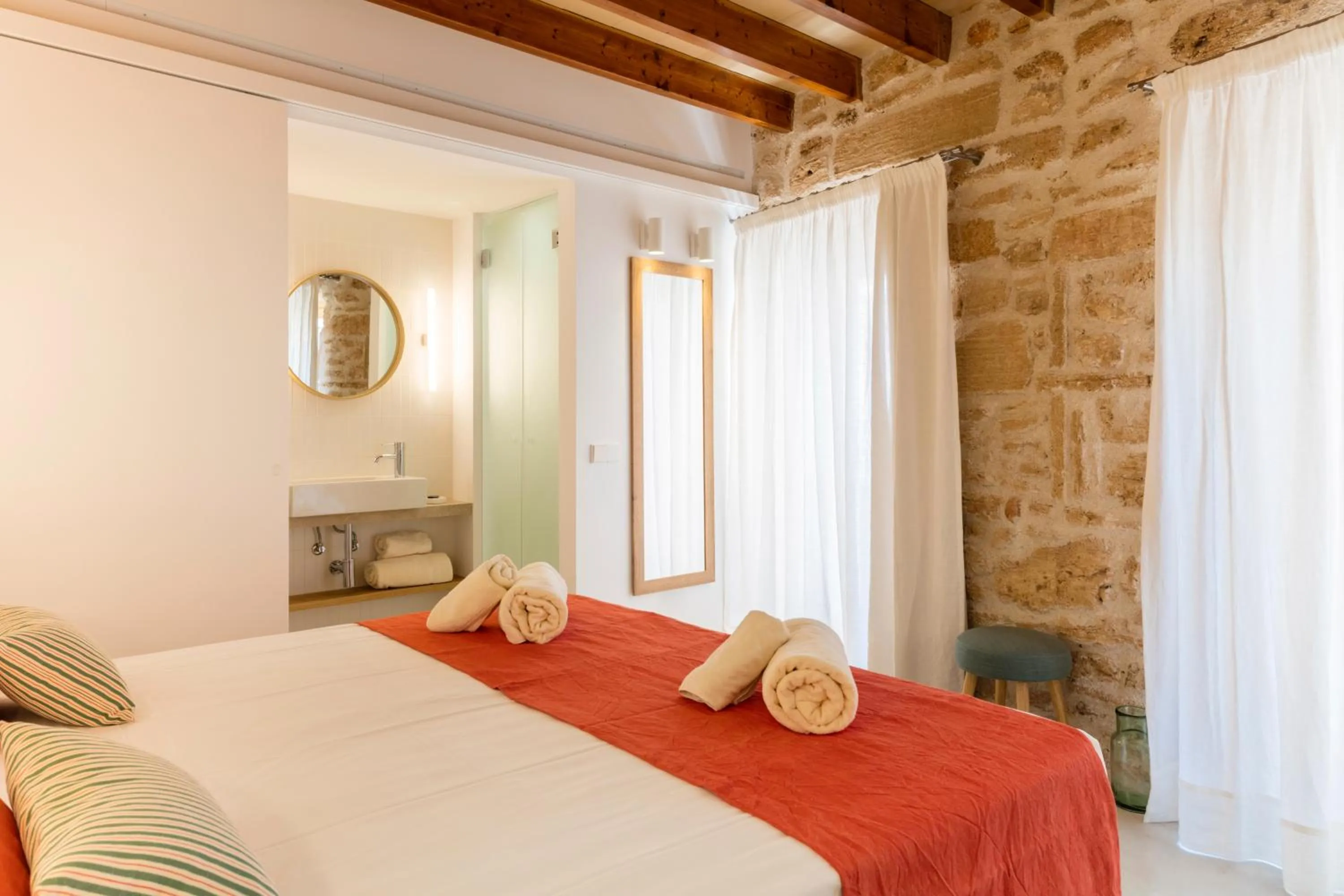 Photo of the whole room in ARA Alcudia