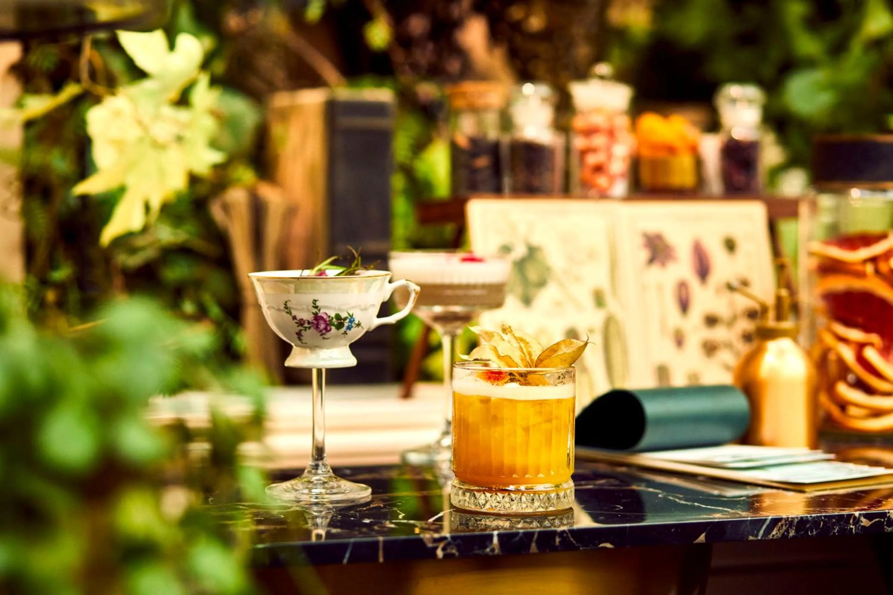 Lounge or bar in Hôtel du Louvre, in The Unbound Collection by Hyatt