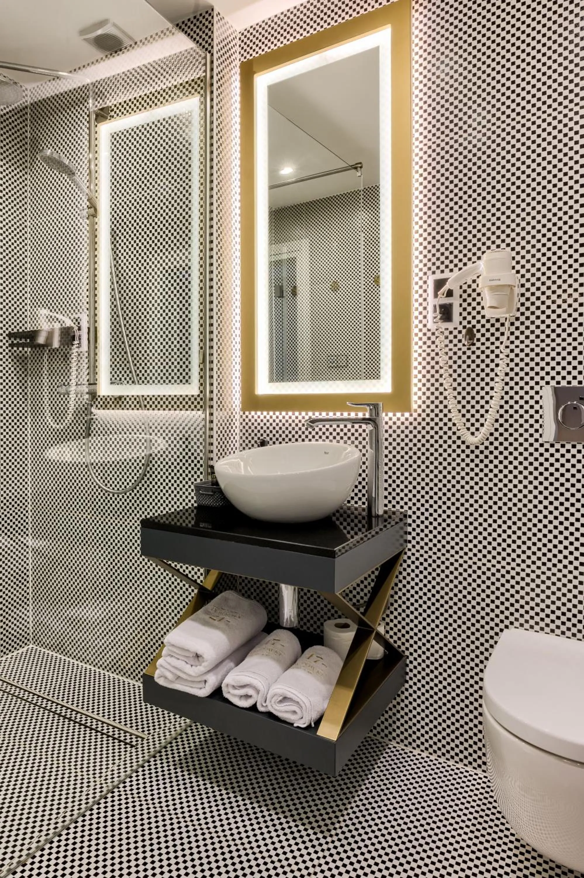 Shower in Krupówki 17 Resort & SPA