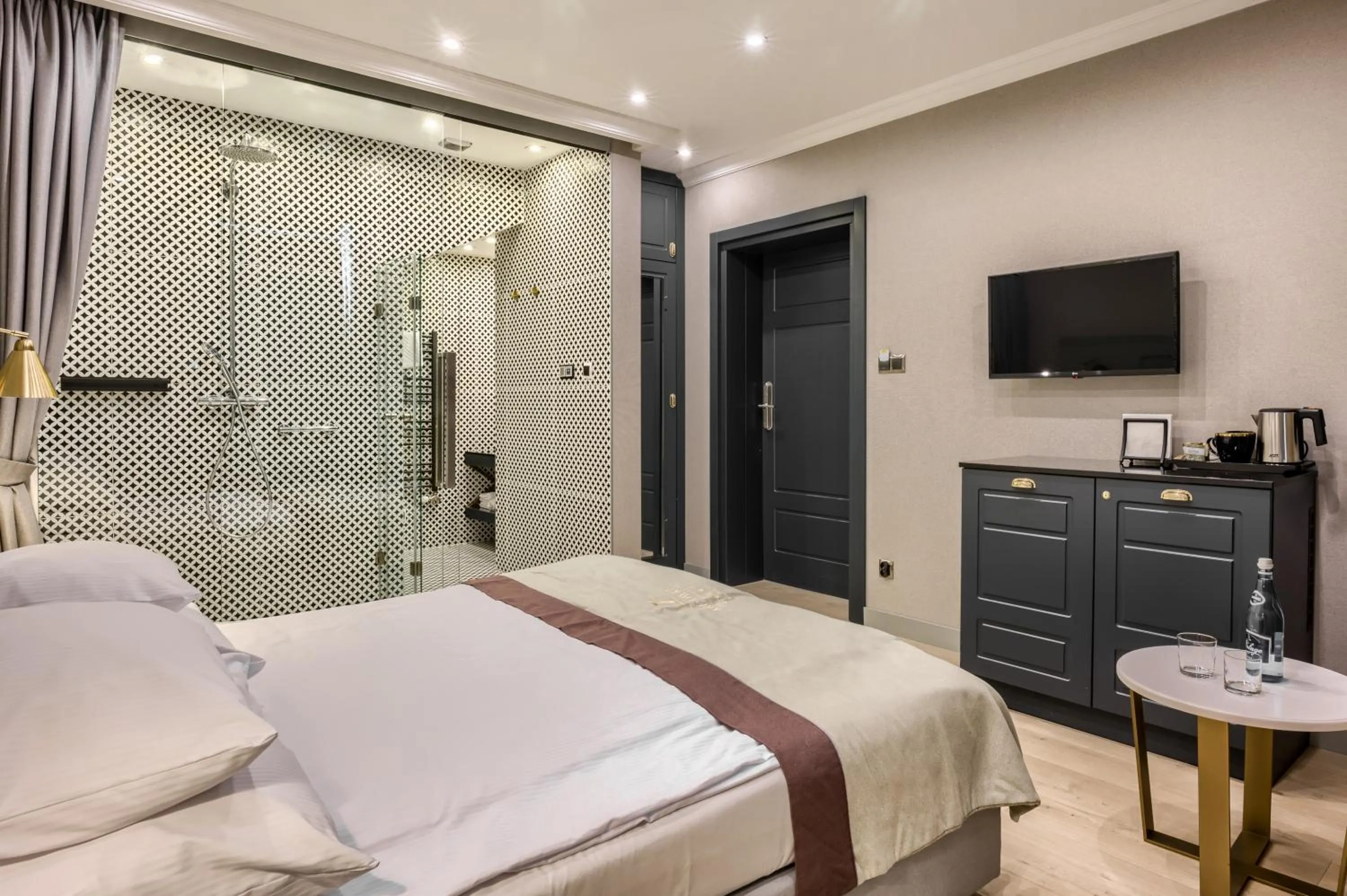 Shower, Bed in Krupówki 17 Resort & SPA