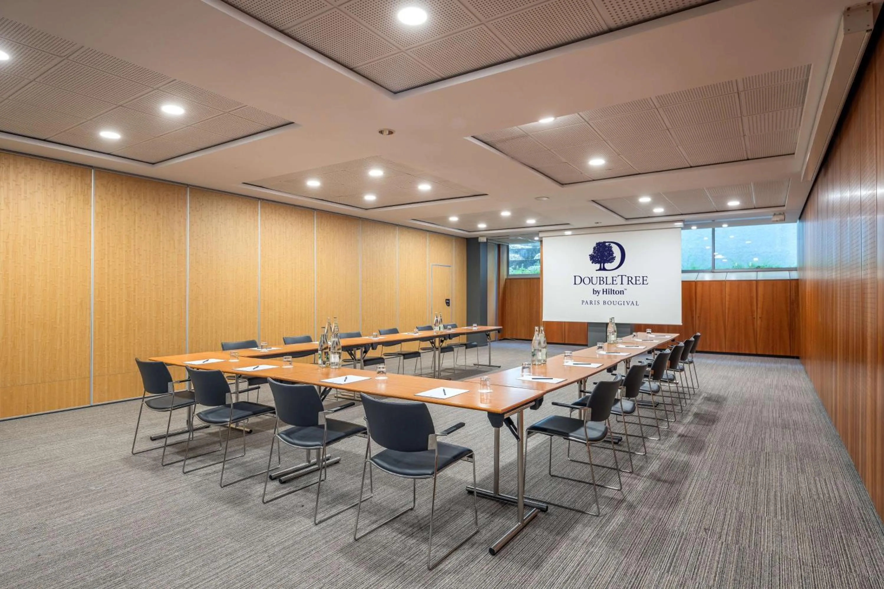 Meeting/conference room in DoubleTree by Hilton Paris Bougival