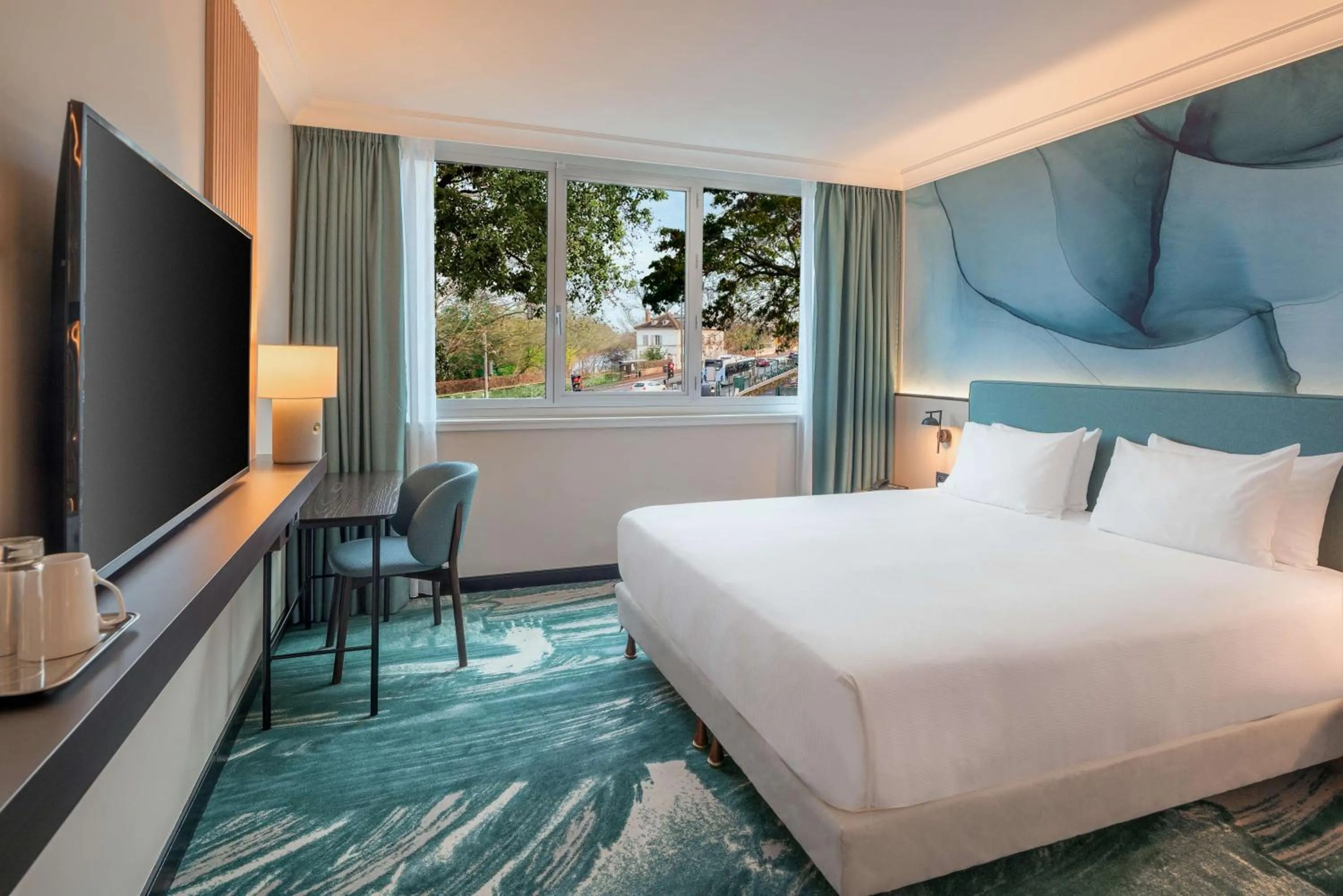 Bed in DoubleTree by Hilton Paris Bougival