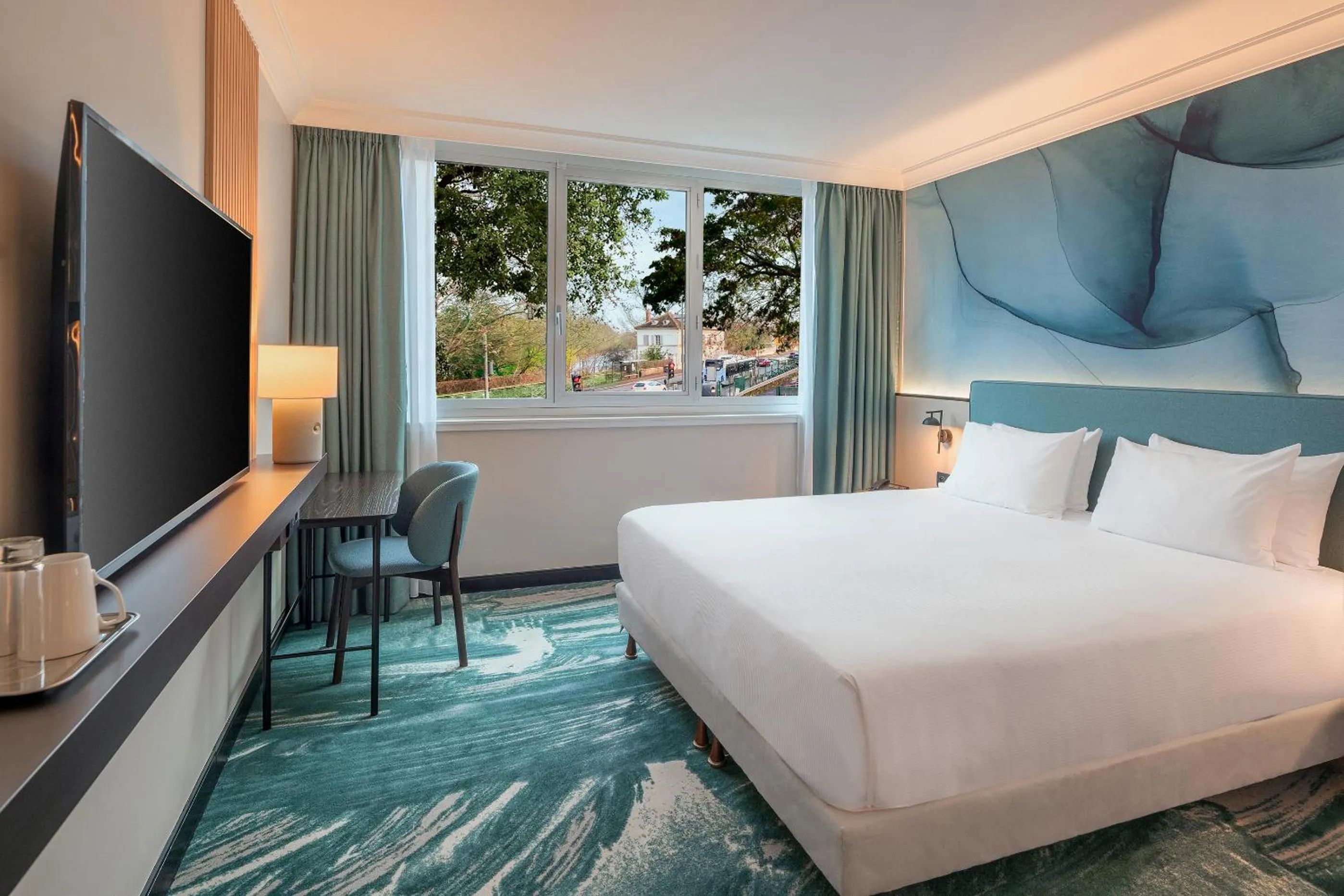 Bed in DoubleTree by Hilton Paris Bougival
