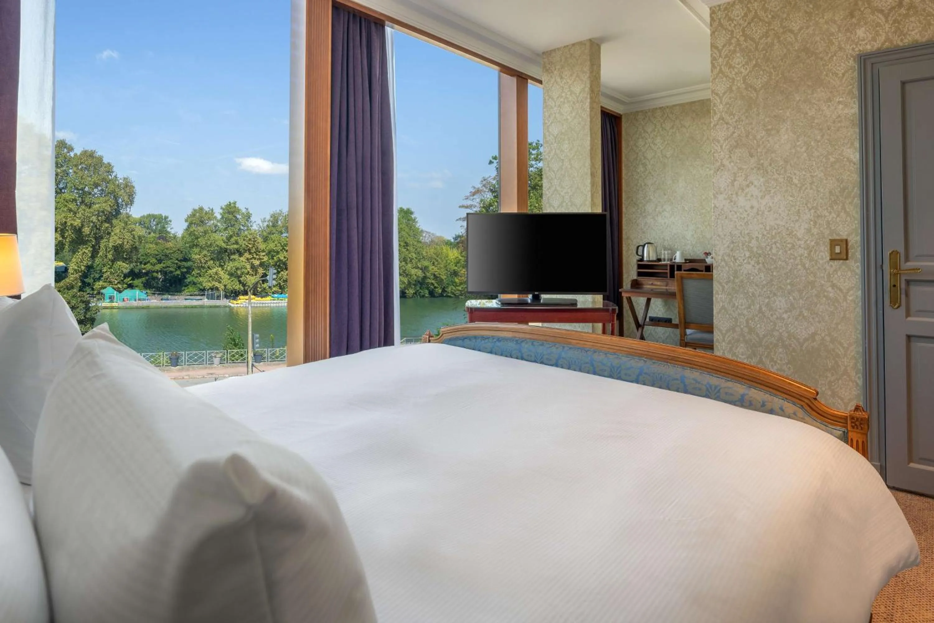 Bed in DoubleTree by Hilton Paris Bougival