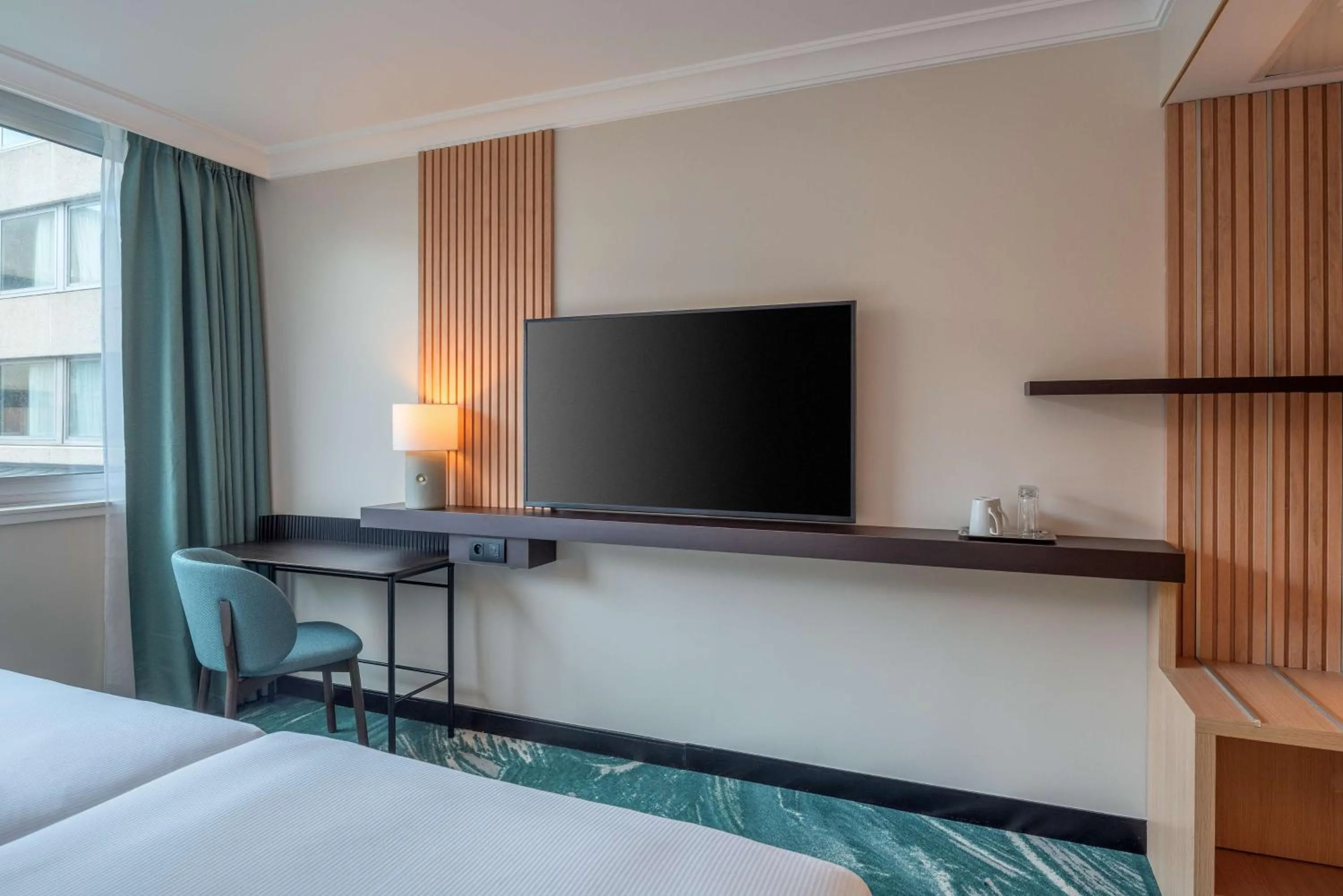 TV and multimedia, Bed in DoubleTree by Hilton Paris Bougival