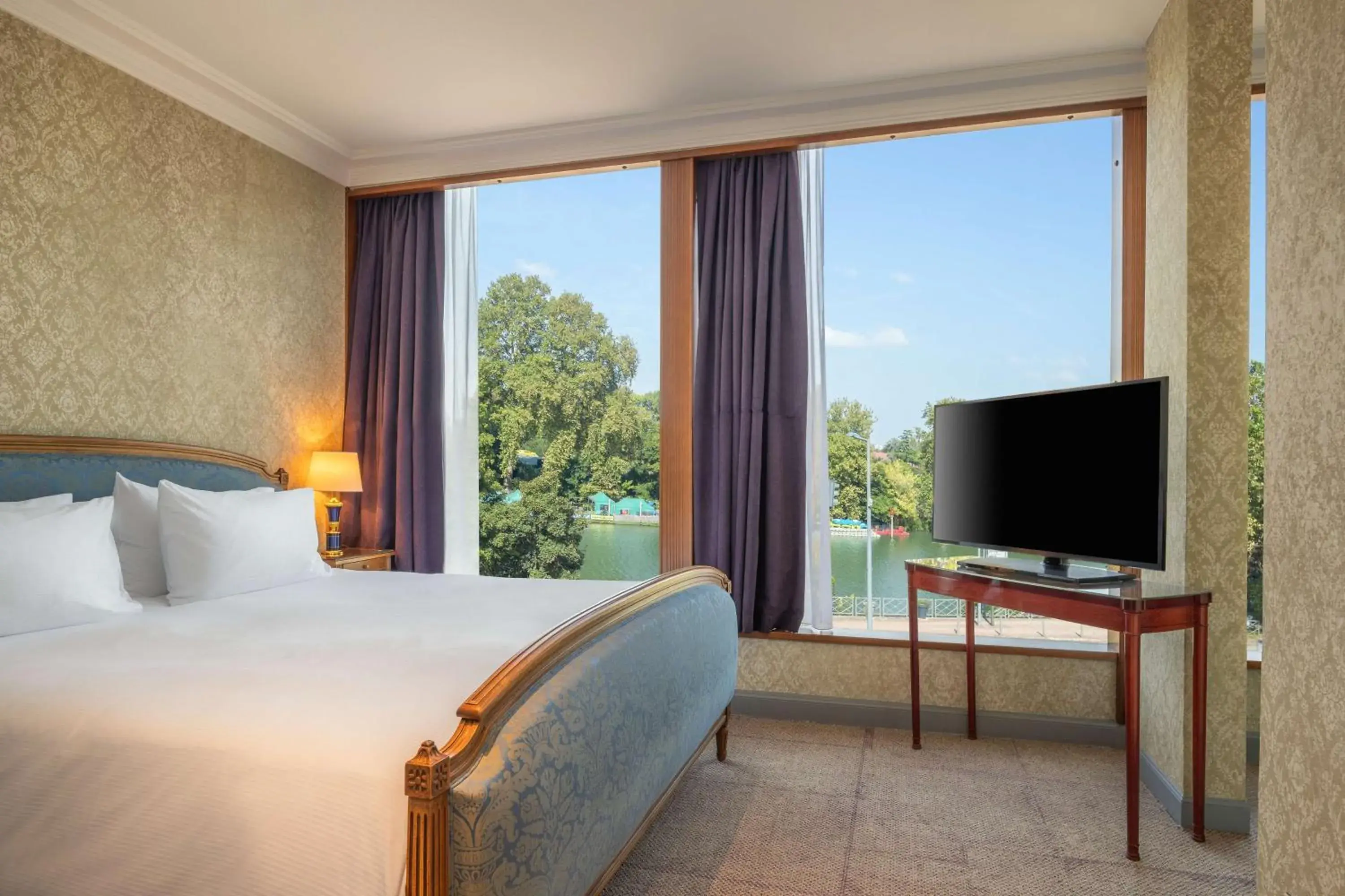 King Deluxe Room with Seine View in DoubleTree by Hilton Paris Bougival King Deluxe Room with Seine View in DoubleTree by Hilton Paris Bougival